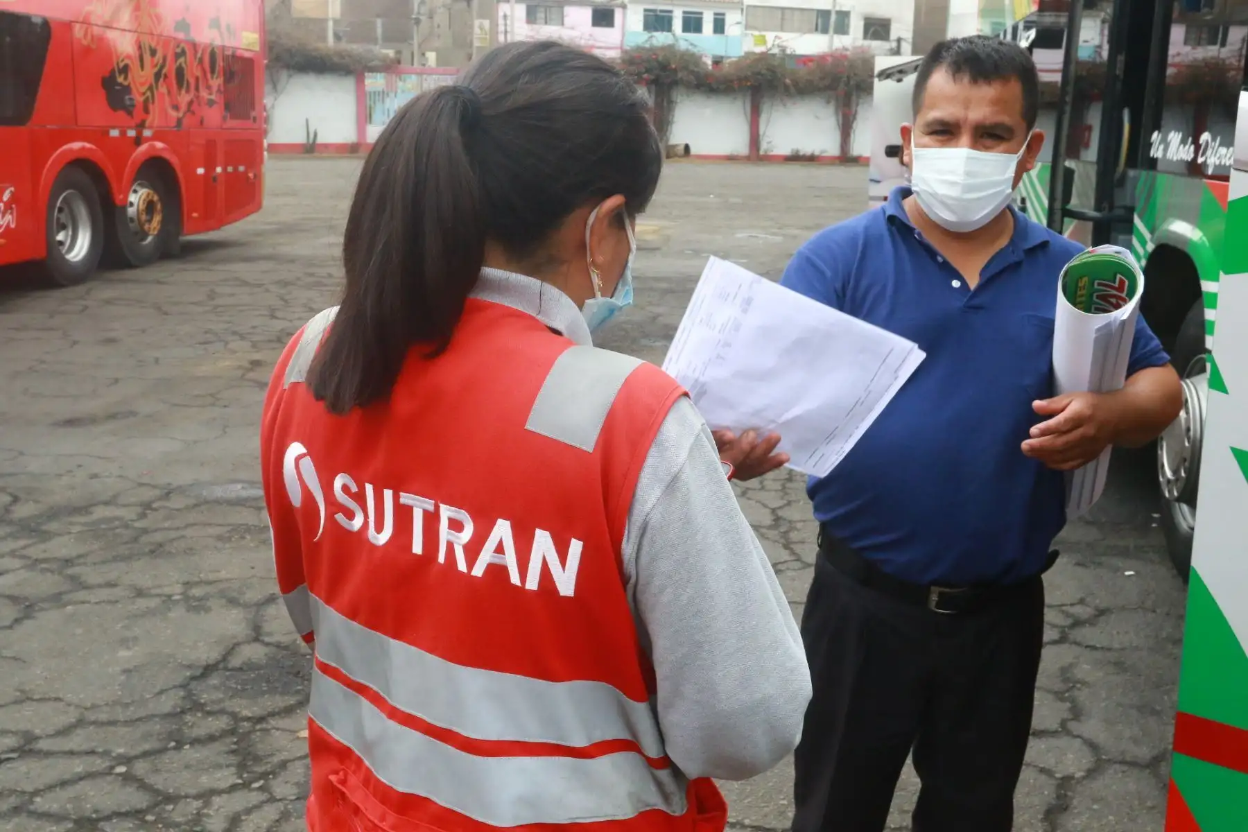 Terminales terrestres de  Yerbateros y Naranjal atienden con normalidad a viajeros, con destino a provincias para recibir el año nuevo.
Foto: ANDINA/Héctor Vinces