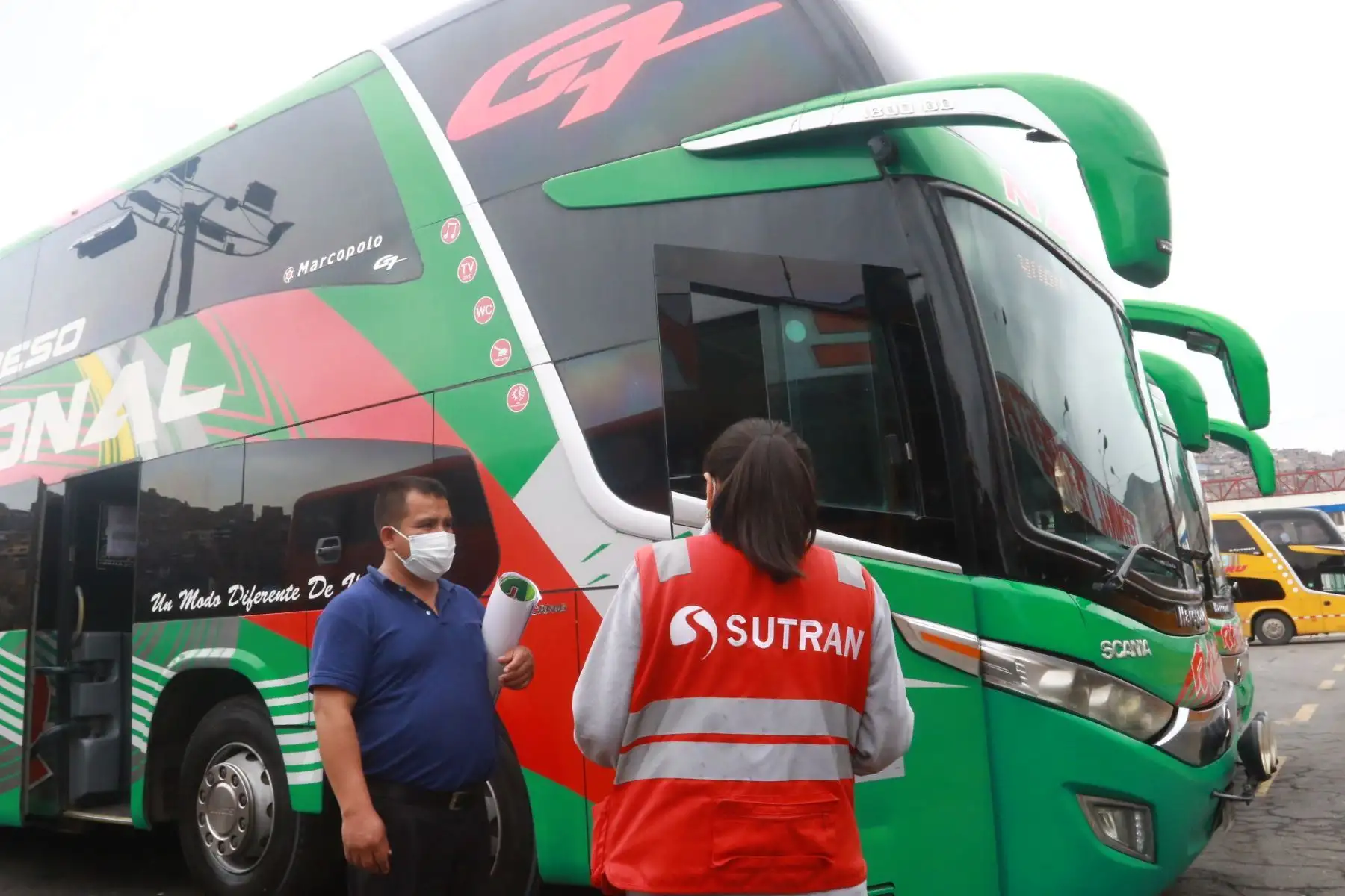 Terminales terrestres de  Yerbateros y Naranjal atienden con normalidad a viajeros, con destino a provincias para recibir el año nuevo.
Foto: ANDINA/Héctor Vinces
