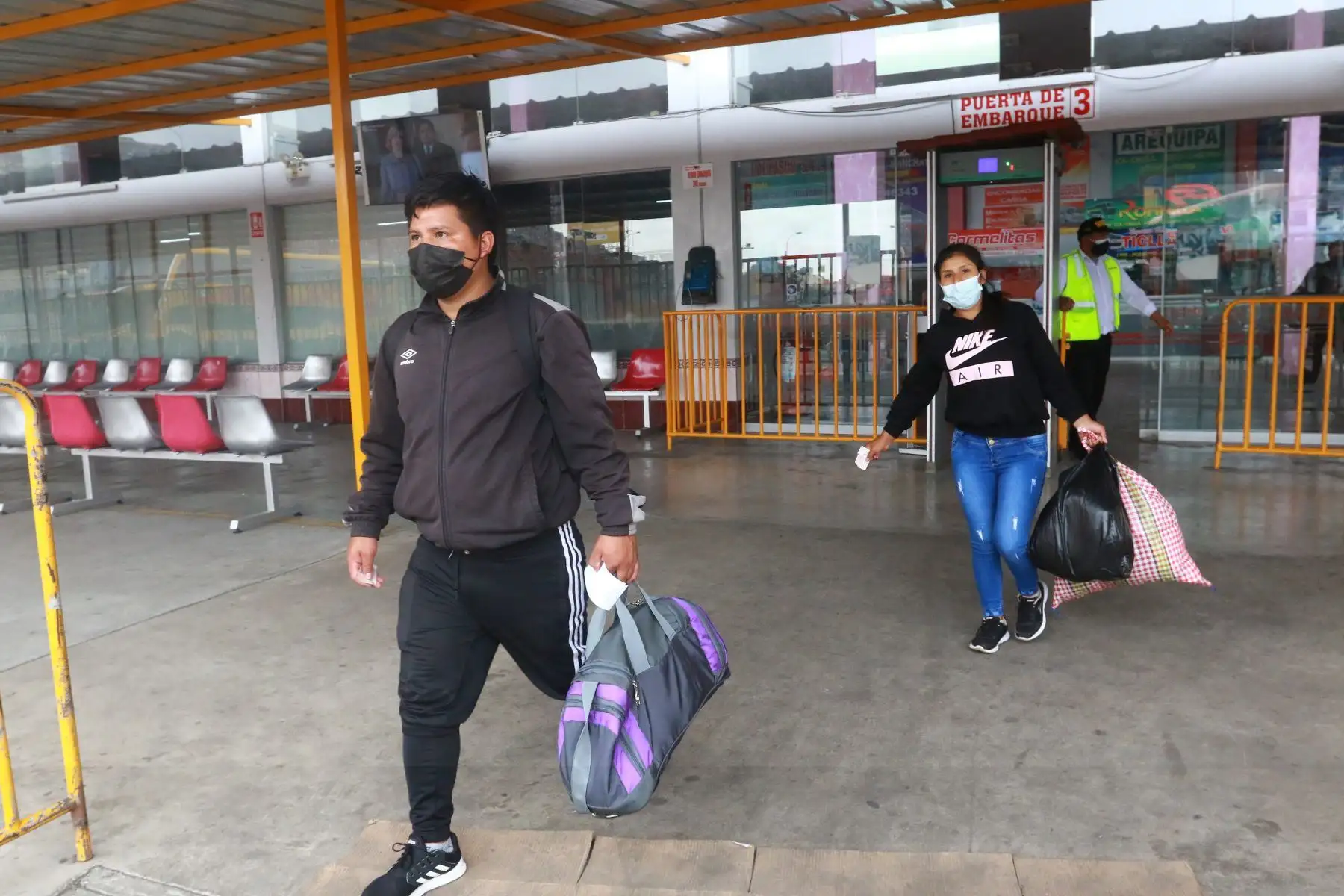Terminales terrestres de  Yerbateros y Naranjal atienden con normalidad a viajeros, con destino a provincias para recibir el año nuevo.
Foto: ANDINA/Héctor Vinces