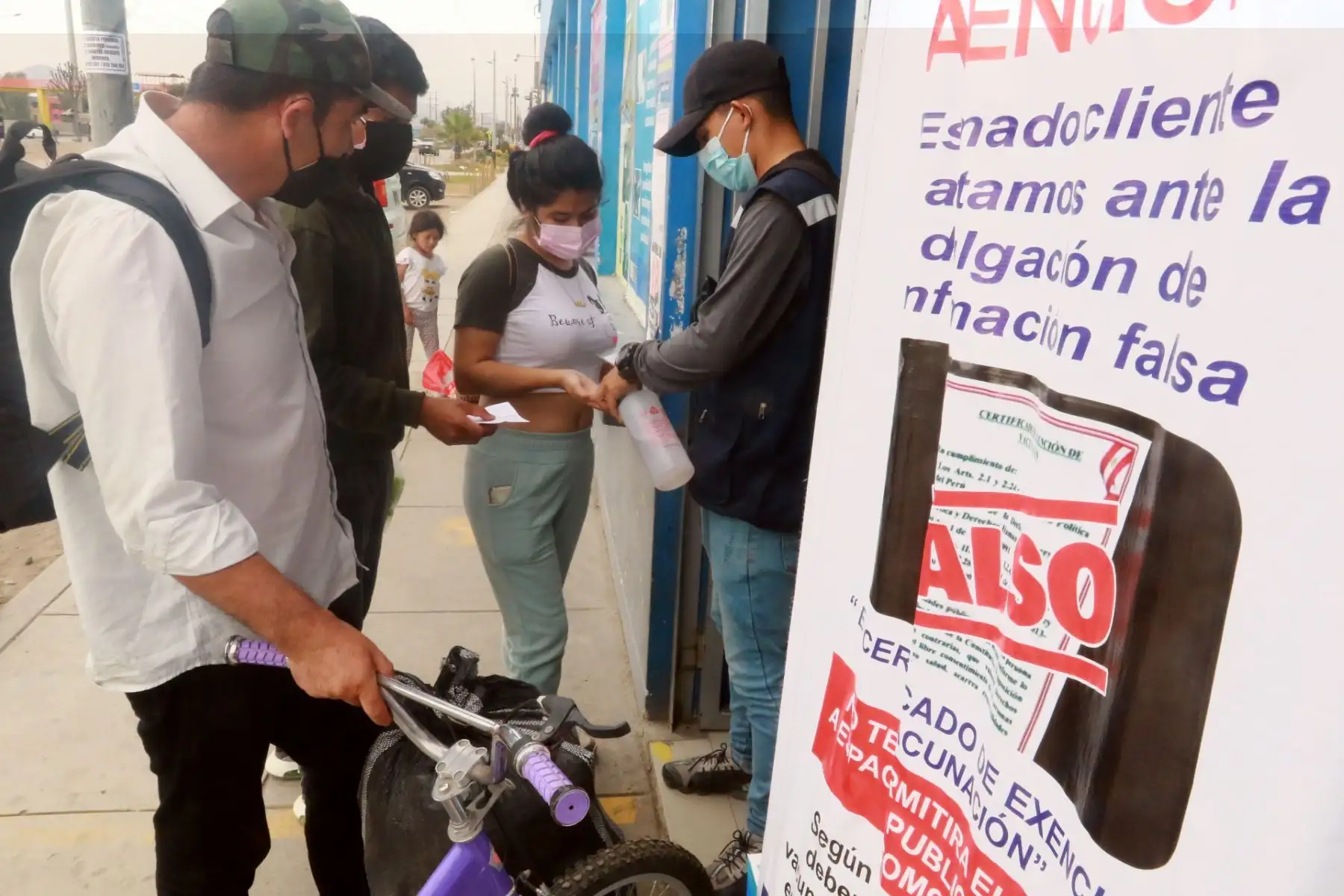 Terminales terrestres de  Yerbateros y Naranjal atienden con normalidad a viajeros, con destino a provincias para recibir el año nuevo.
Foto: ANDINA/Héctor Vinces