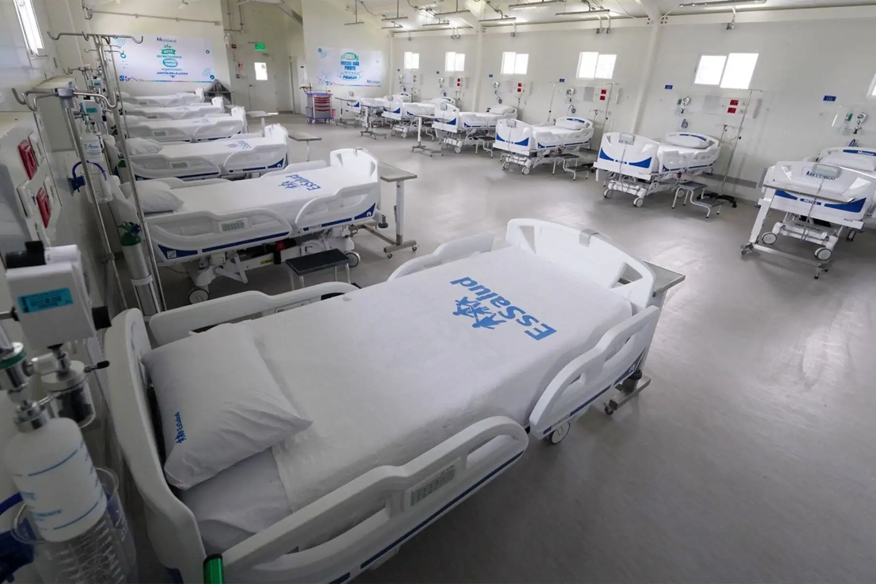 El presidente ejecutivo de EsSalud, Mario Carhuapoma, inauguró el primer Hospital Bicentenario Jauja - EsSalud. Un moderno nosocomio de rápida construcción, único en su clase, que cumple con los más altos estándares de calidad y bioseguridad.
Foto: EsSalud