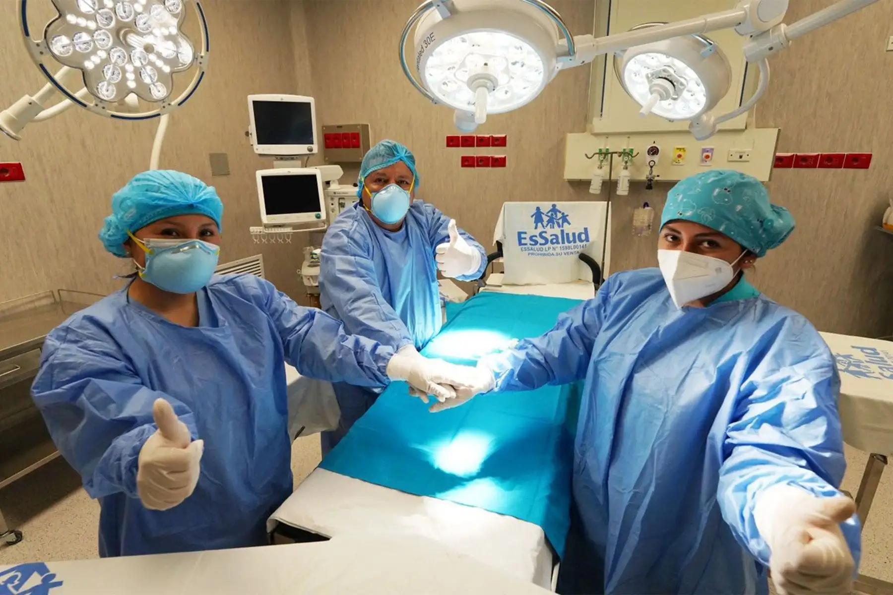 El presidente ejecutivo de EsSalud, Mario Carhuapoma, inauguró el primer Hospital Bicentenario Jauja - EsSalud. Un moderno nosocomio de rápida construcción, único en su clase, que cumple con los más altos estándares de calidad y bioseguridad.
Foto: EsSalud
