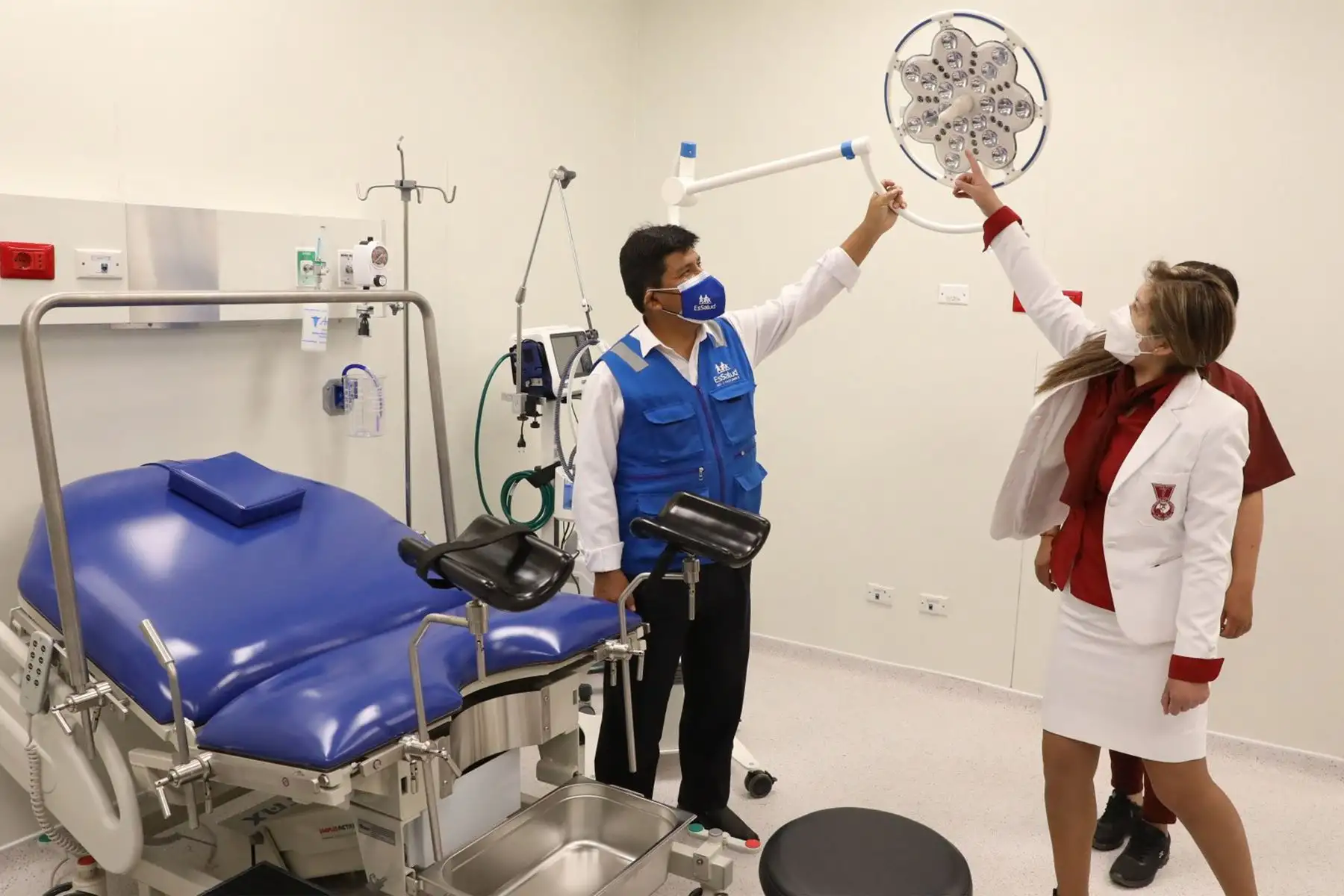 El presidente ejecutivo de EsSalud, Mario Carhuapoma, inauguró el primer Hospital Bicentenario Jauja - EsSalud. Un moderno nosocomio de rápida construcción, único en su clase, que cumple con los más altos estándares de calidad y bioseguridad.
Foto: EsSalud