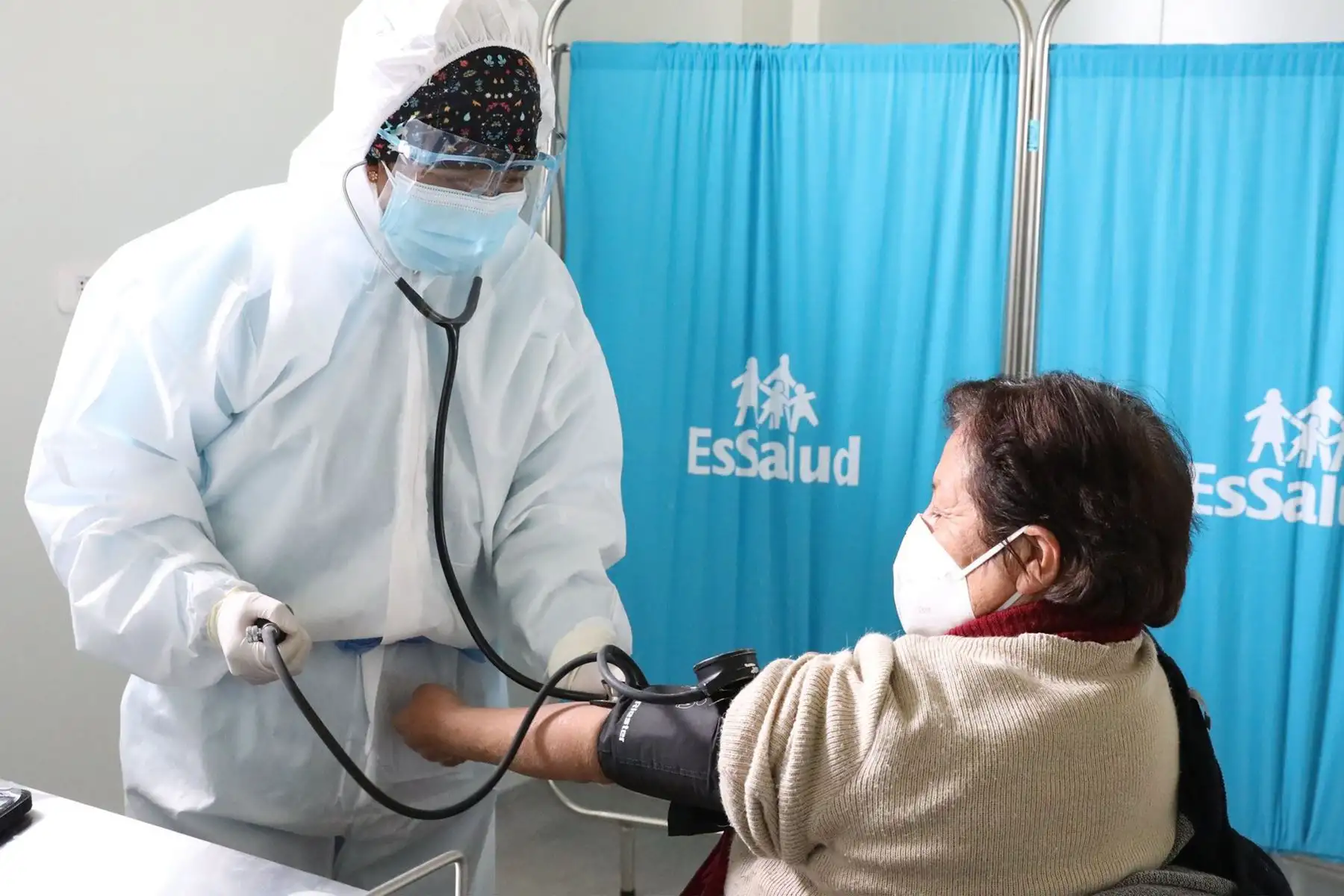 El presidente ejecutivo de EsSalud, Mario Carhuapoma, inauguró el primer Hospital Bicentenario Jauja - EsSalud. Un moderno nosocomio de rápida construcción, único en su clase, que cumple con los más altos estándares de calidad y bioseguridad.
Foto: EsSalud