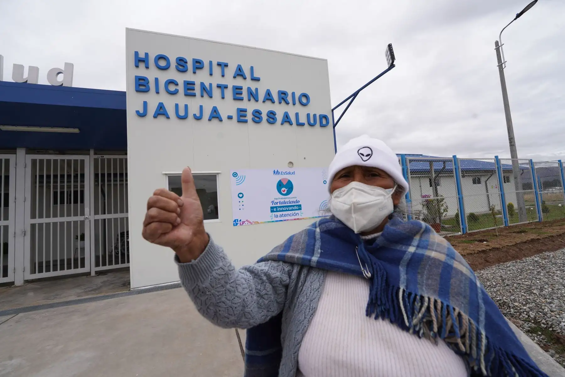 El presidente ejecutivo de EsSalud, Mario Carhuapoma, inauguró el primer Hospital Bicentenario Jauja - EsSalud. Un moderno nosocomio de rápida construcción, único en su clase, que cumple con los más altos estándares de calidad y bioseguridad.
Foto: EsSalud
