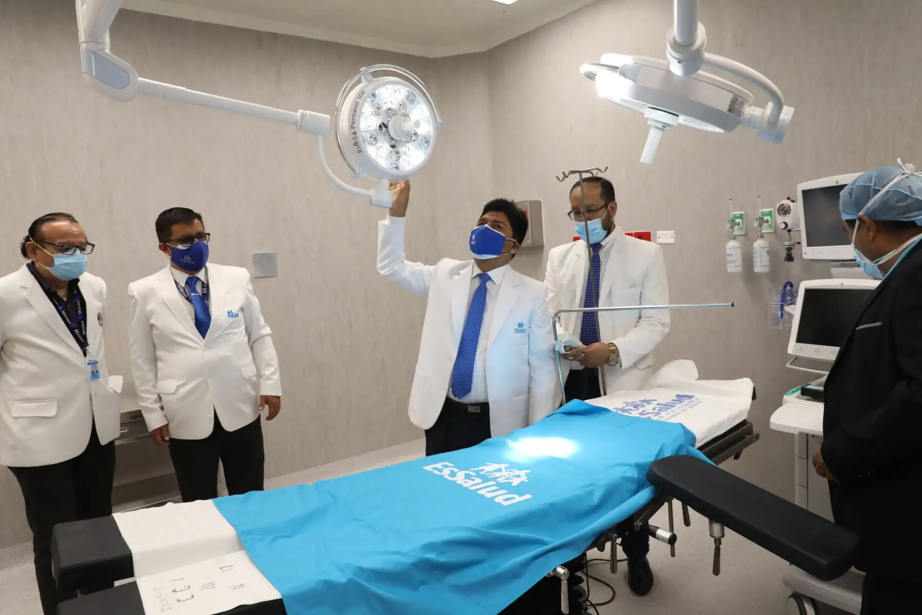 El presidente ejecutivo de EsSalud, Mario Carhuapoma, inauguró el primer Hospital Bicentenario Jauja - EsSalud. Un moderno nosocomio de rápida construcción, único en su clase, que cumple con los más altos estándares de calidad y bioseguridad.
Foto: EsSalud