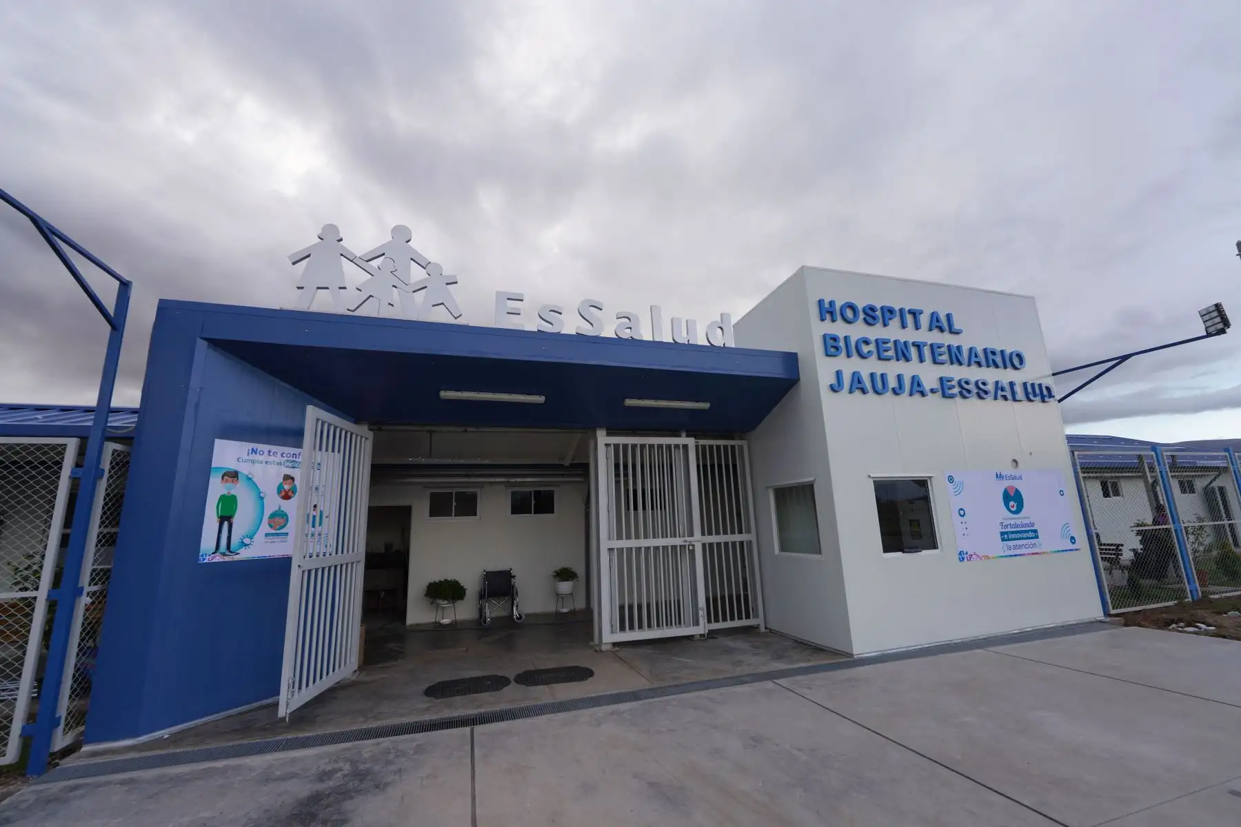 El presidente ejecutivo de EsSalud, Mario Carhuapoma, inauguró el primer Hospital Bicentenario Jauja - EsSalud. Un moderno nosocomio de rápida construcción, único en su clase, que cumple con los más altos estándares de calidad y bioseguridad.
Foto: EsSalud
