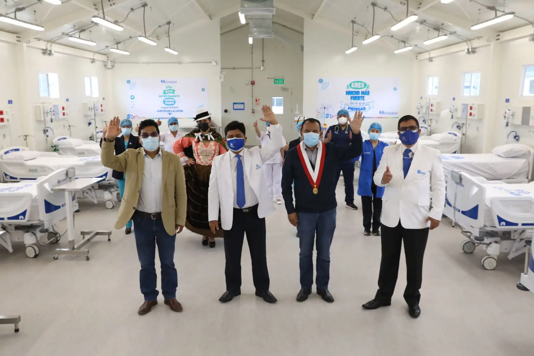 El presidente ejecutivo de EsSalud, Mario Carhuapoma, inauguró el primer Hospital Bicentenario Jauja - EsSalud. Un moderno nosocomio de rápida construcción, único en su clase, que cumple con los más altos estándares de calidad y bioseguridad.
Foto: EsSalud
