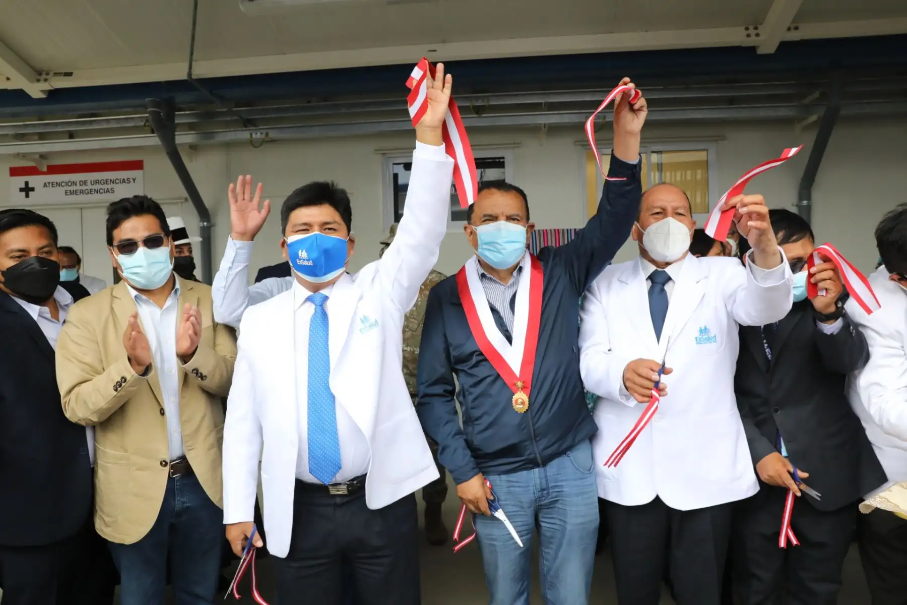 El presidente ejecutivo de EsSalud, Mario Carhuapoma, inauguró el primer Hospital Bicentenario Jauja - EsSalud. Un moderno nosocomio de rápida construcción, único en su clase, que cumple con los más altos estándares de calidad y bioseguridad.
Foto: EsSalud