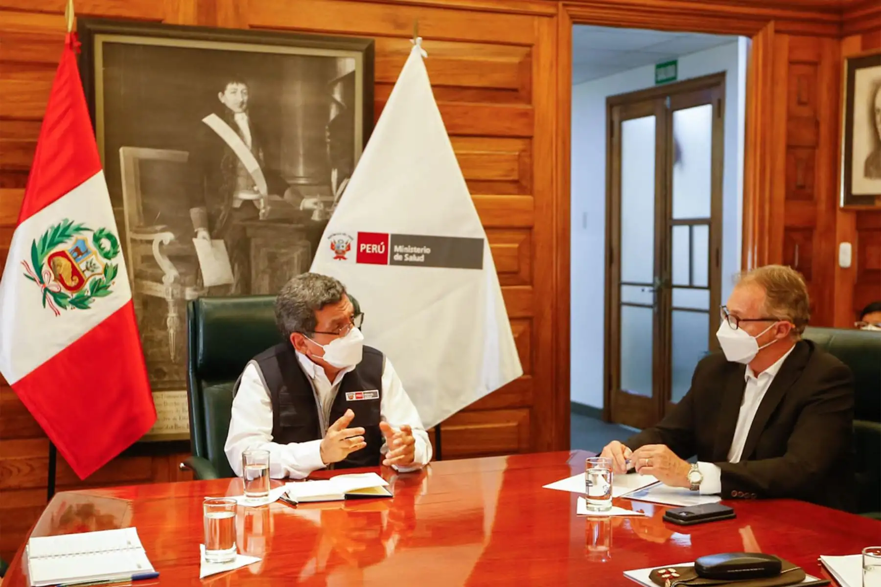 Ministro de Salud, Hernando Cevallos se reúne con alcalde de Lima, Jorge Muñoz y autoridades policiales y militares para evaluar posible cierre de playas por los días feriados de Año Nuevo.
Foto: Minsa