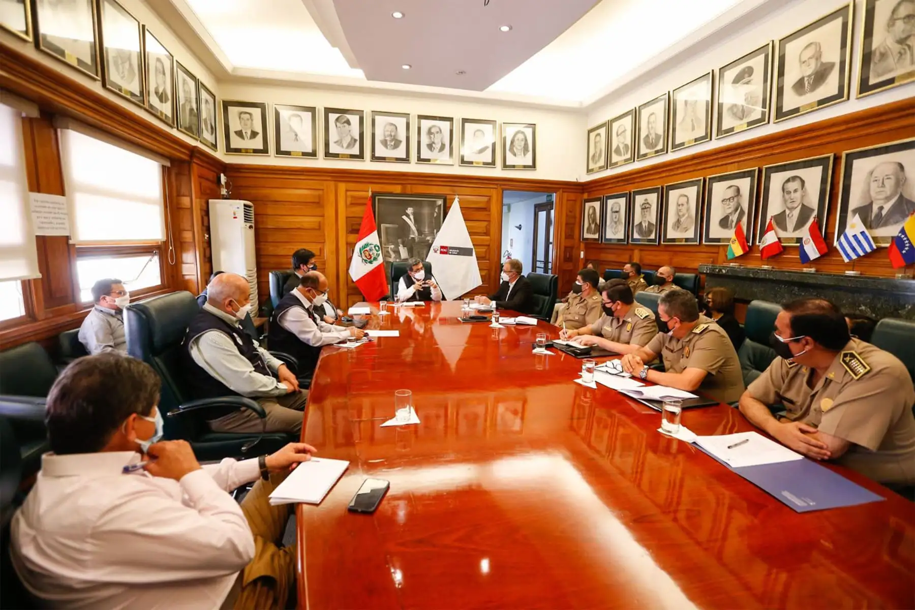 Ministro de Salud, Hernando Cevallos se reúne con alcalde de Lima, Jorge Muñoz y autoridades policiales y militares para evaluar posible cierre de playas por los días feriados de Año Nuevo.
Foto: Minsa