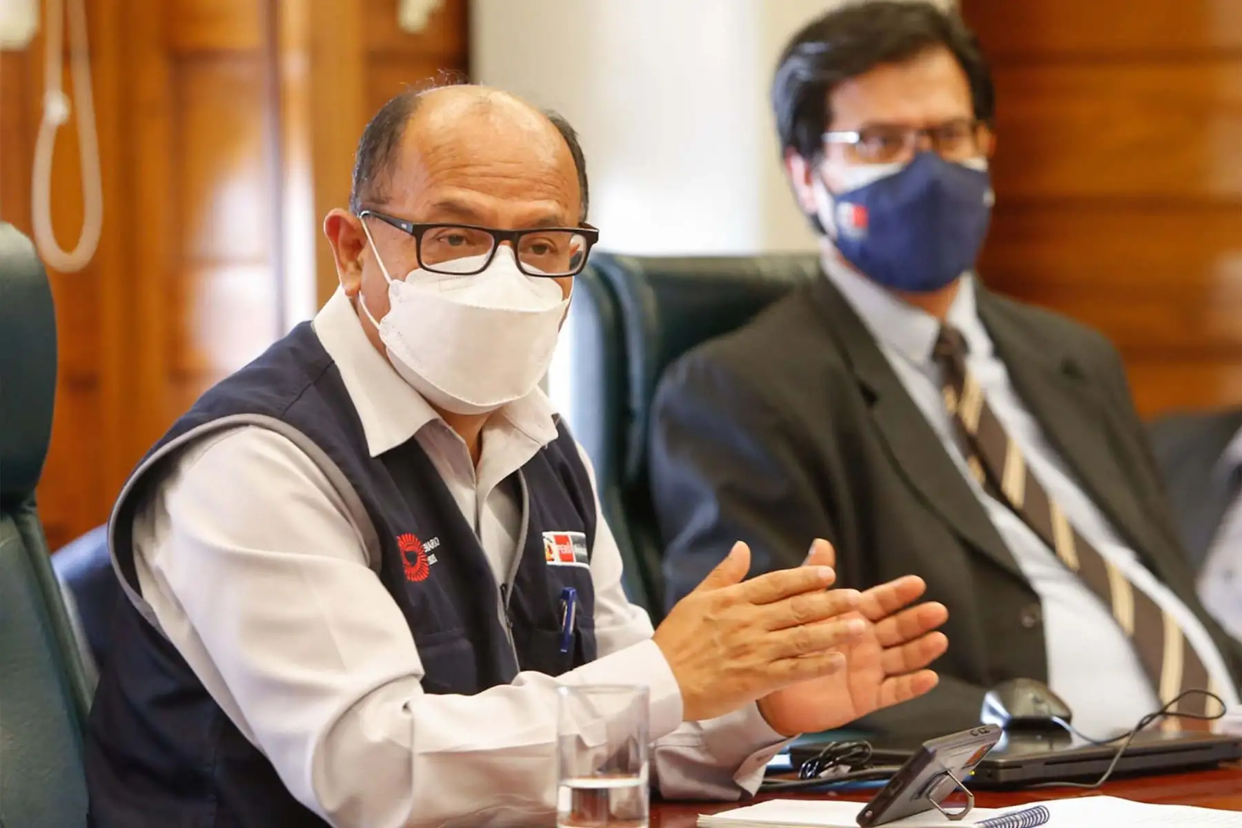 Ministro de Salud, Hernando Cevallos se reúne con alcalde de Lima, Jorge Muñoz y autoridades policiales y militares para evaluar posible cierre de playas por los días feriados de Año Nuevo.
Foto: Minsa