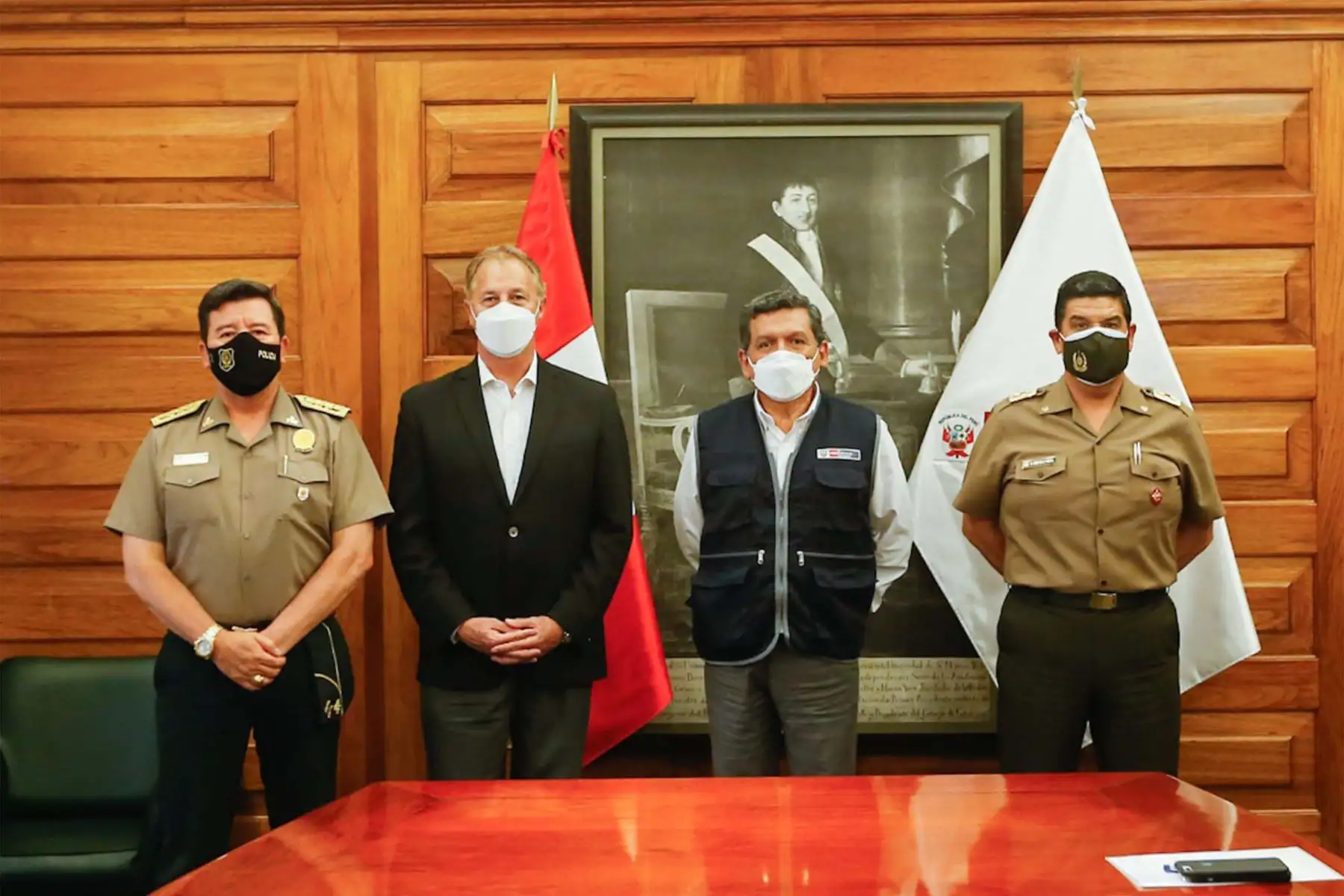 Ministro de Salud, Hernando Cevallos se reúne con alcalde de Lima, Jorge Muñoz y autoridades policiales y militares para evaluar posible cierre de playas por los días feriados de Año Nuevo.
Foto: Minsa