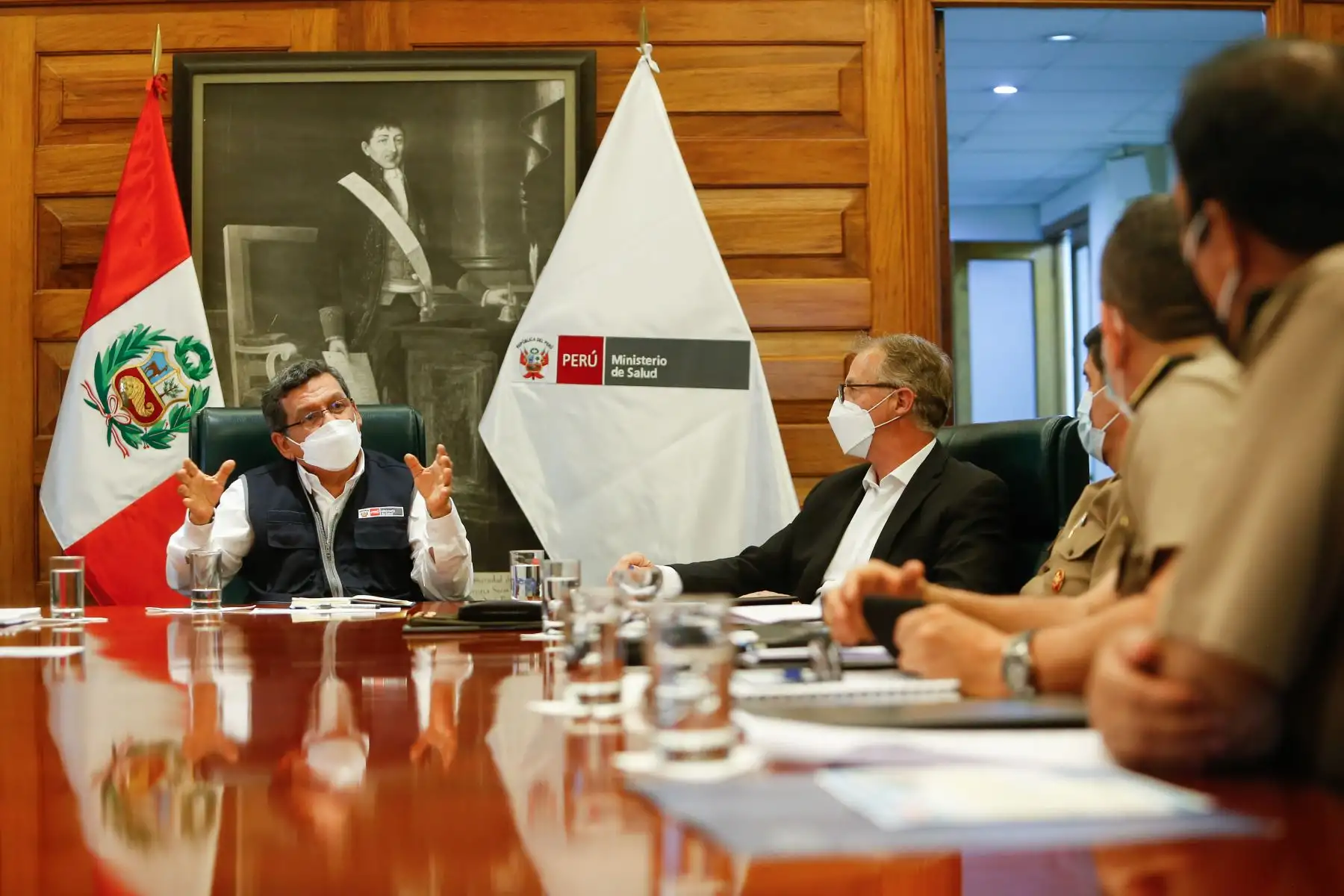 Ministro de Salud, Hernando Cevallos se reúne con alcalde de Lima, Jorge Muñoz y autoridades policiales y militares para evaluar posible cierre de playas por los días feriados de Año Nuevo.
Foto: Minsa
