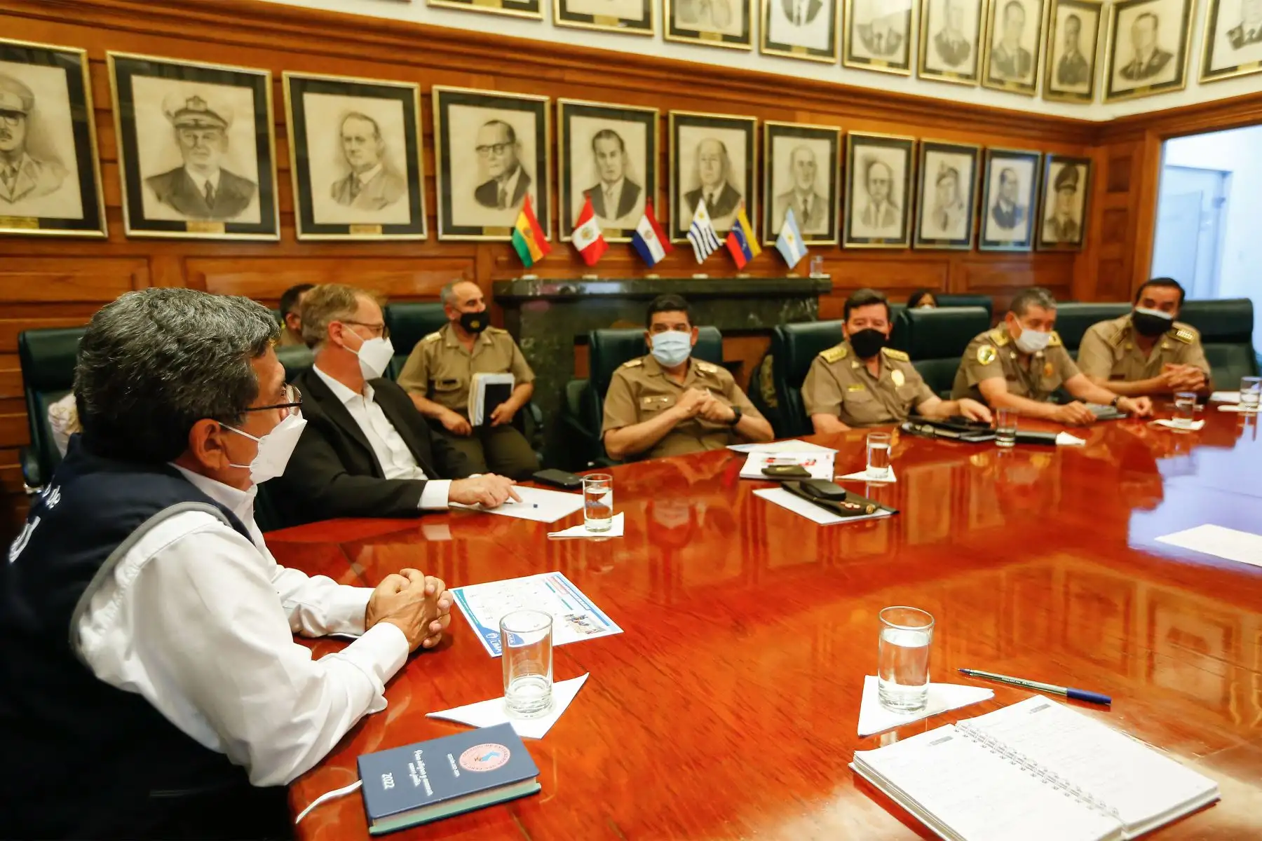 Ministro de Salud, Hernando Cevallos se reúne con alcalde de Lima, Jorge Muñoz y autoridades policiales y militares para evaluar posible cierre de playas por los días feriados de Año Nuevo.
Foto: Minsa