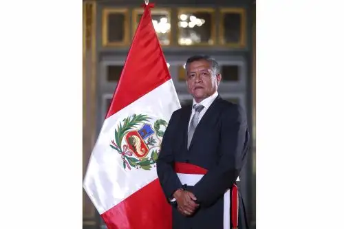 Rosendo Serna Román juró como ministro de Educación en reemplazo de Carlos Gallardo