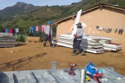 El Ministerio de Vivienda, Construcción y Saneamiento inició esta semana la instalación de 31 módulos temporales de vivienda que albergarán a las familias del distrito de Frías, provincia de Ayabaca, región Piura, que quedaron damnificadas tras el fuerte sismo que sacudió dicha región.