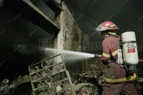 Lima - 29 diciembre 2001 / Un dantesco incendio arrasó la zona comercial de Mesa Redonda en el centro de Lima. Foto: Diario Oficial El Peruano / Jack Ramón