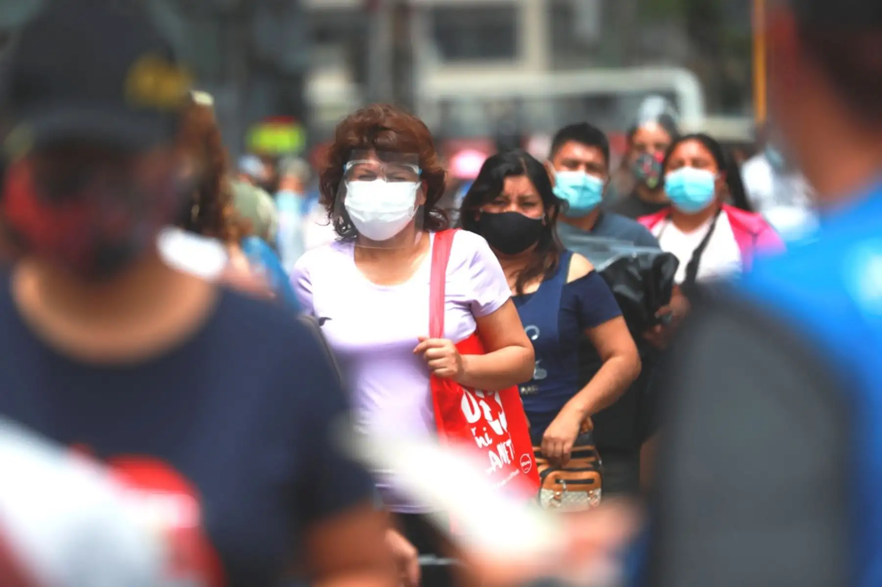 Población se desplaza en locales comerciales con mascarillas. Foto: ANDINA/archivo.