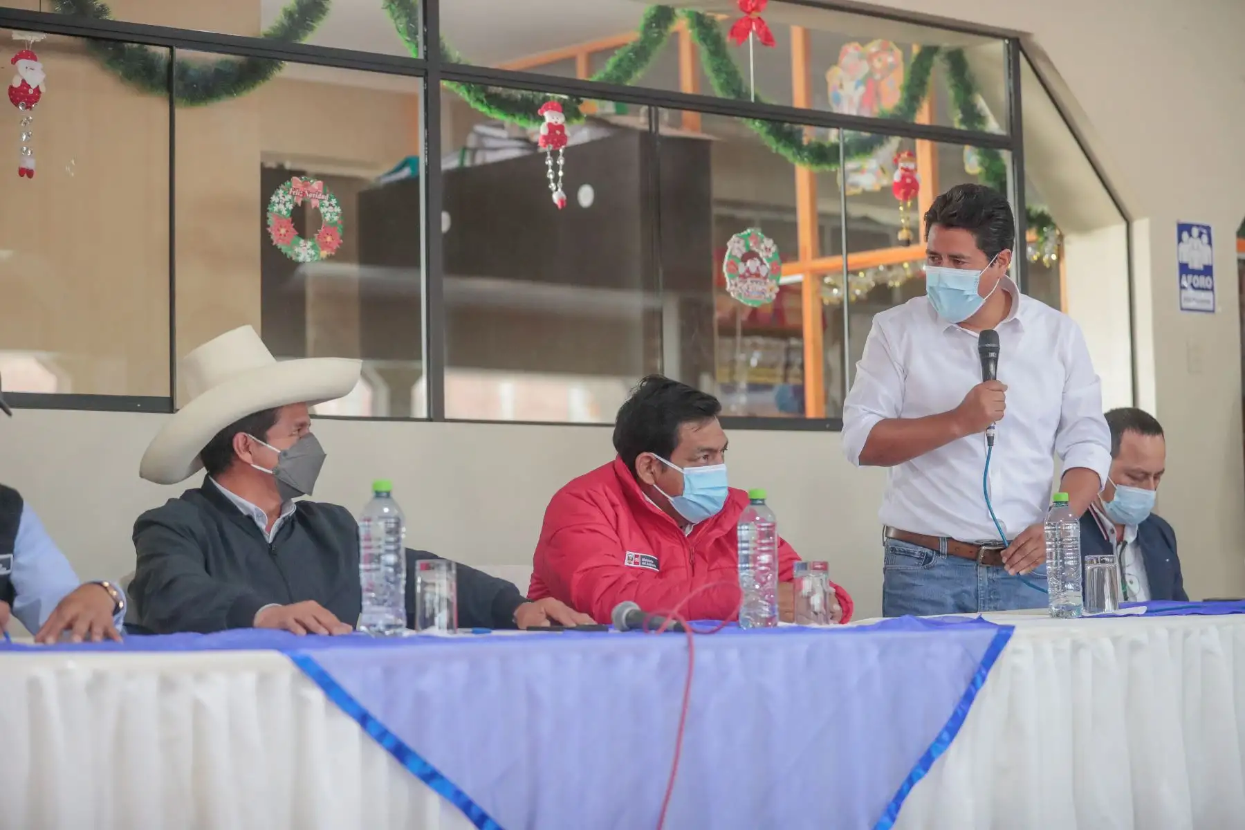 Presidente de la República, Pedro Castillo, sostiene reunión con el alcalde provincial, alcaldes distritales y representantes de la sociedad civil de Chota, en Cajamarca.
Foto: ANDINA/Prensa Presidencia