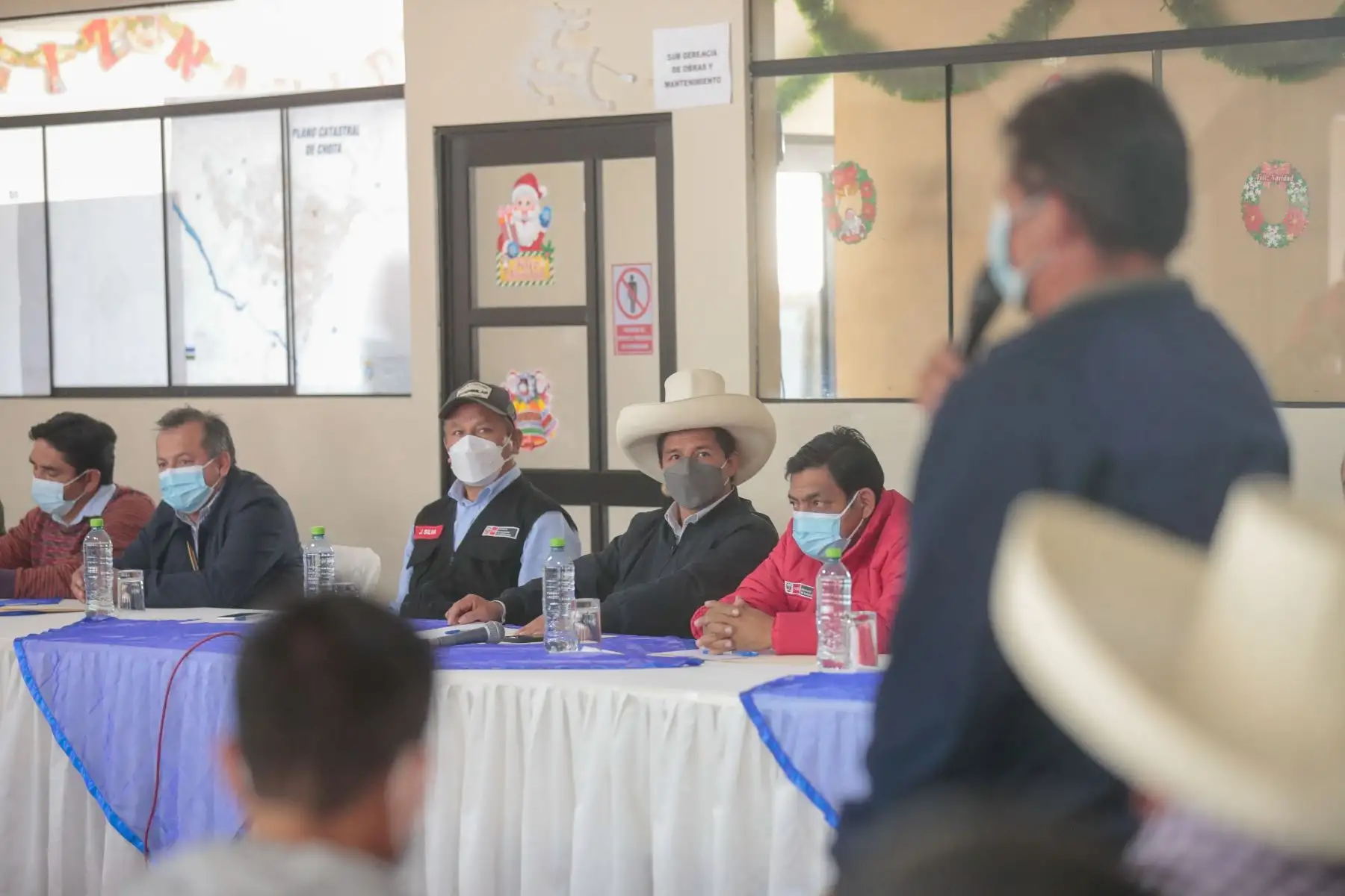 Presidente de la República, Pedro Castillo, sostiene reunión con el alcalde provincial, alcaldes distritales y representantes de la sociedad civil de Chota, en Cajamarca.
Foto: ANDINA/Prensa Presidencia