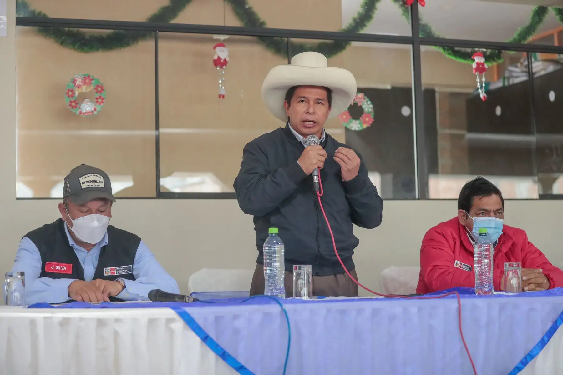 Presidente de la República, Pedro Castillo, sostiene reunión con el alcalde provincial, alcaldes distritales y representantes de la sociedad civil de Chota, en Cajamarca.
Foto: ANDINA/Prensa Presidencia