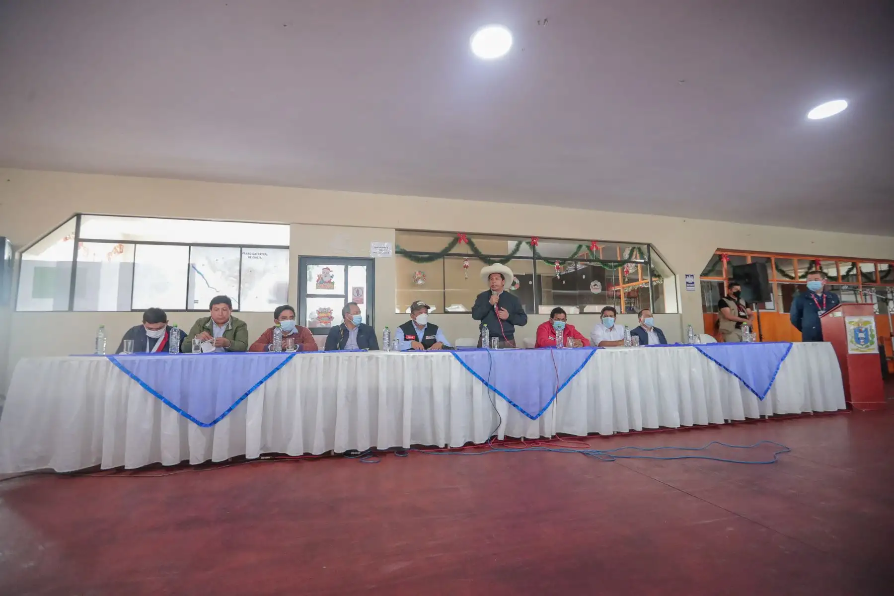 Presidente de la República, Pedro Castillo, sostiene reunión con el alcalde provincial, alcaldes distritales y representantes de la sociedad civil de Chota, en Cajamarca.
Foto: ANDINA/Prensa Presidencia