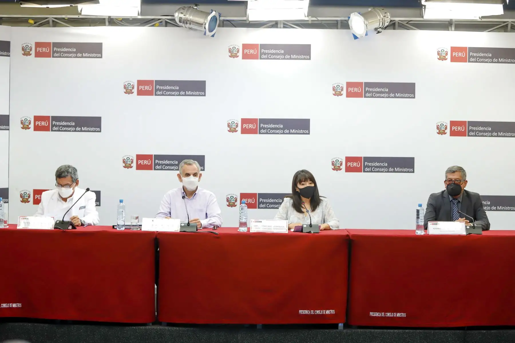 La presidenta del Consejo de Ministros, Mirtha Vásquez, brinda conferencia de prensa. La acompañan el ministro de Salud, Hernando Cevallos; el ministro de Economía y Finanzas, Pedro Francke y el titular de Educación, Rosendo Serna. Foto: ANDINA/PCM