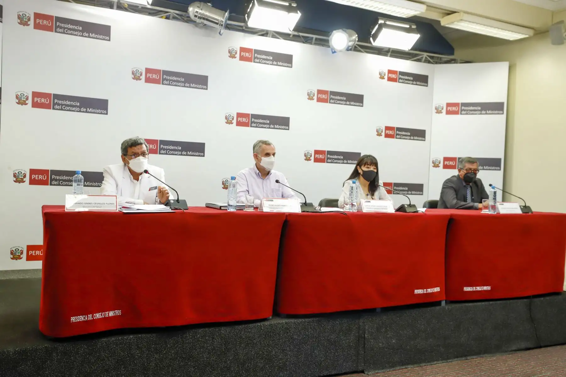 La presidenta del Consejo de Ministros, Mirtha Vásquez, brinda conferencia de prensa. Participa el ministro de Salud, Hernando Cevallos; el ministro de Economía y Finanzas, Pedro Francke y el titular de Educación, Rosendo Serna. Foto: ANDINA/PCM