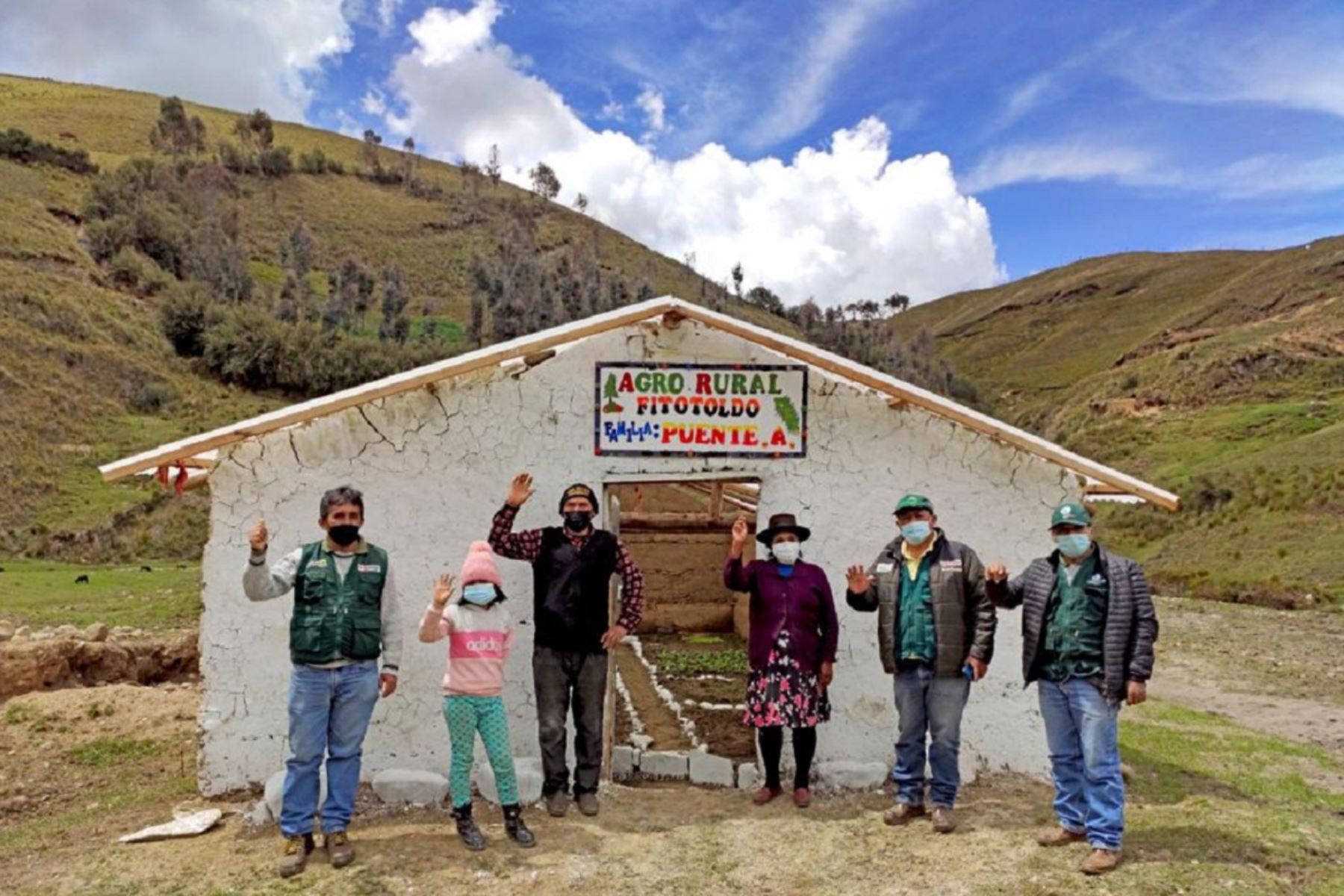 Agro Rural entrega fitotoldos a los agricultores familiares en la región Huánuco. Foto: Cortesía.