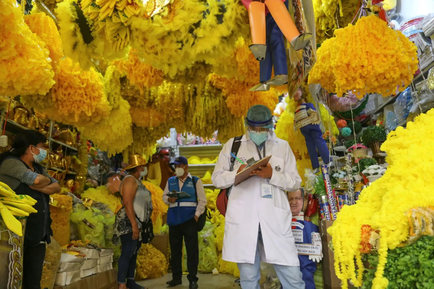 La Municipalidad de Lima realizó un operativo de inspección en galerías y locales del conglomerado Mercado Central donde se comercializan cotillón, globos y guirnaldas para celebrar las fiestas de Año.
Foto: ANDINA/Municipalidad de Lima