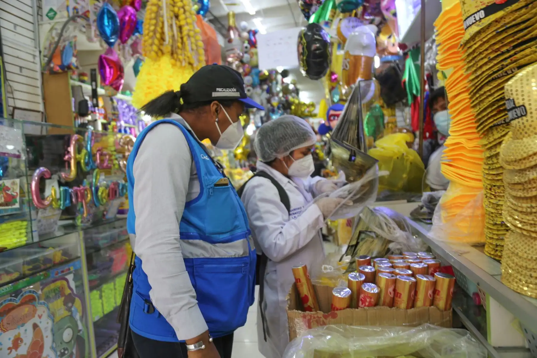 La Municipalidad de Lima realizó un operativo de inspección en galerías y locales del conglomerado Mercado Central donde se comercializan cotillón, globos y guirnaldas para celebrar las fiestas de Año.
Foto: ANDINA/Municipalidad de Lima