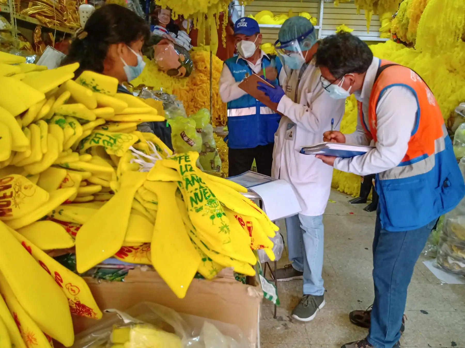 La Municipalidad de Lima realizó un operativo de inspección en galerías y locales del conglomerado Mercado Central donde se comercializan cotillón, globos y guirnaldas para celebrar las fiestas de Año.
Foto: ANDINA/Municipalidad de Lima