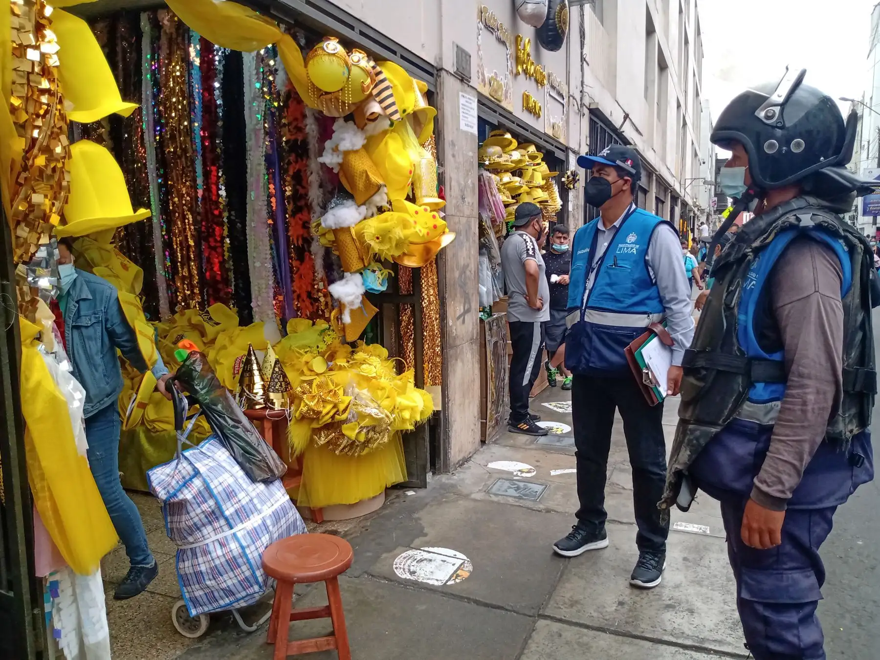 La Municipalidad de Lima realizó un operativo de inspección en galerías y locales del conglomerado Mercado Central donde se comercializan cotillón, globos y guirnaldas para celebrar las fiestas de Año.
Foto: ANDINA/Municipalidad de Lima