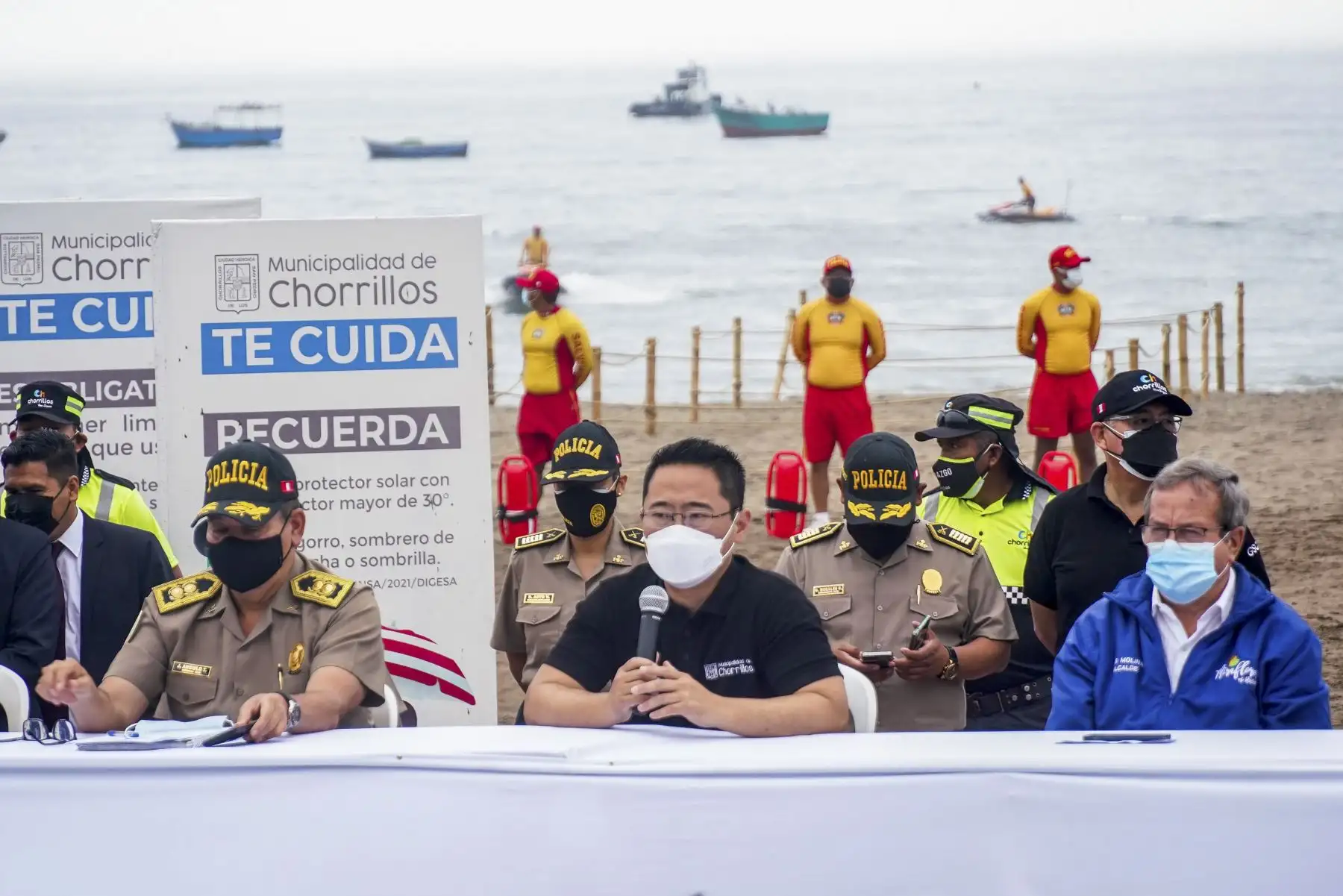 Conferencia de prensa en la playa agua dulce de los alcaldes de chorrillos Augusto Miyashiro y de miraflores Luis Molina, sobre las acciones a tomar durante el cierre de playas, en coordinación con la PNP del 31 de diciembre al 3 de enero.
Foto: ANDINA/Municipalidad de Chorrillos