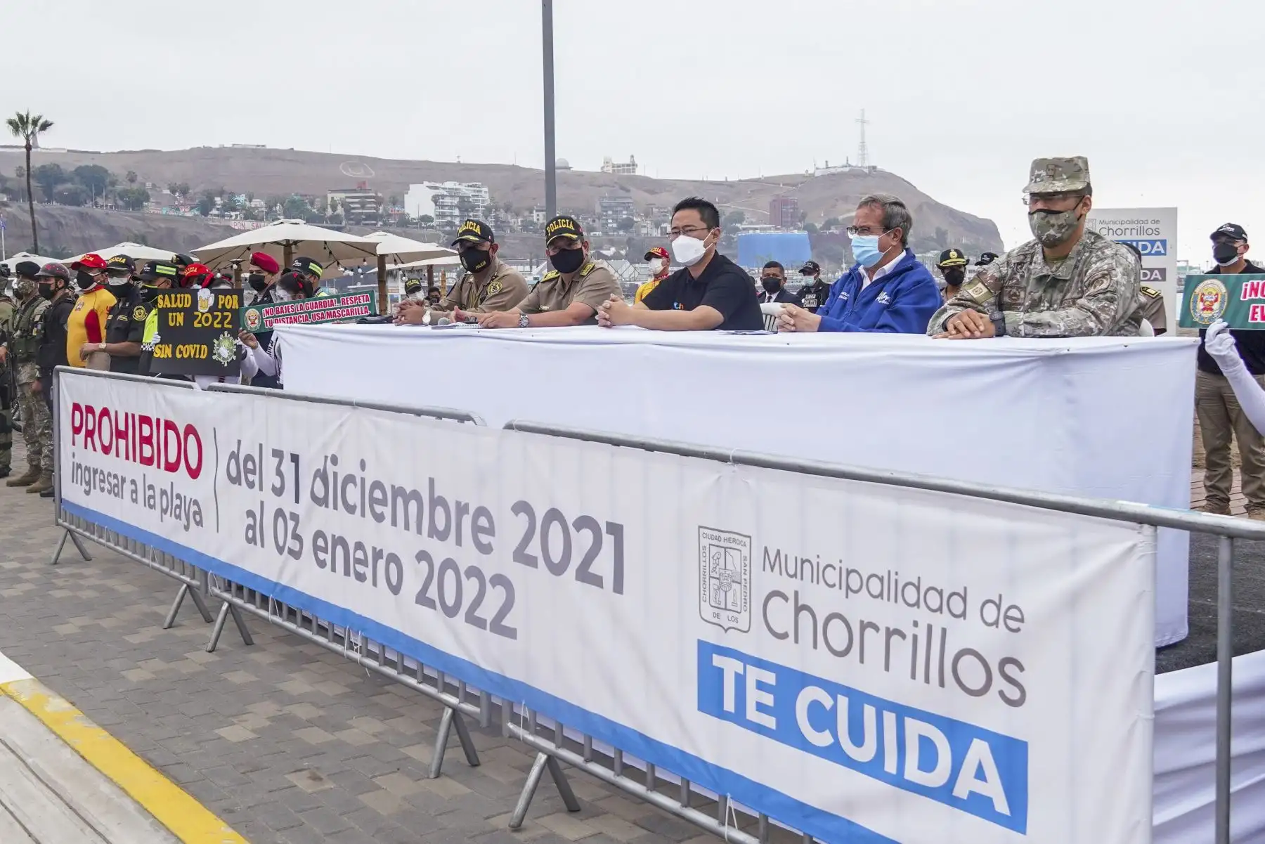 Conferencia de prensa en la playa agua dulce de los alcaldes de chorrillos Augusto Miyashiro y de miraflores Luis Molina, sobre las acciones a tomar durante el cierre de playas, en coordinación con la PNP del 31 de diciembre al 3 de enero.
Foto: ANDINA/Municipalidad de Chorrillos