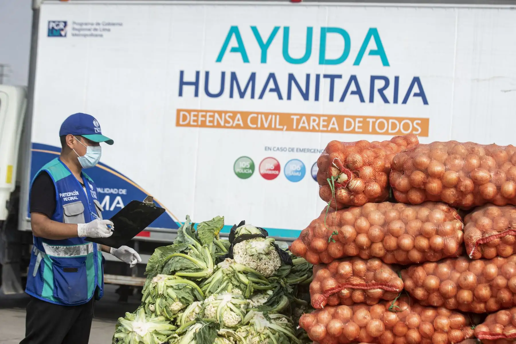 La Municipalidad de Lima a través de la Empresa Municipal de Mercados S.A., y los comerciantes del Gran Mercado Mayorista de Lima, elaboraron la canasta de Año Nuevo, de productos perecibles más grande de la capital (diez toneladas), que se entregó a los representantes de varias ollas comunes que participan del programa municipal “Manos a la Olla”. Foto: ANDINA/Carla Patiño