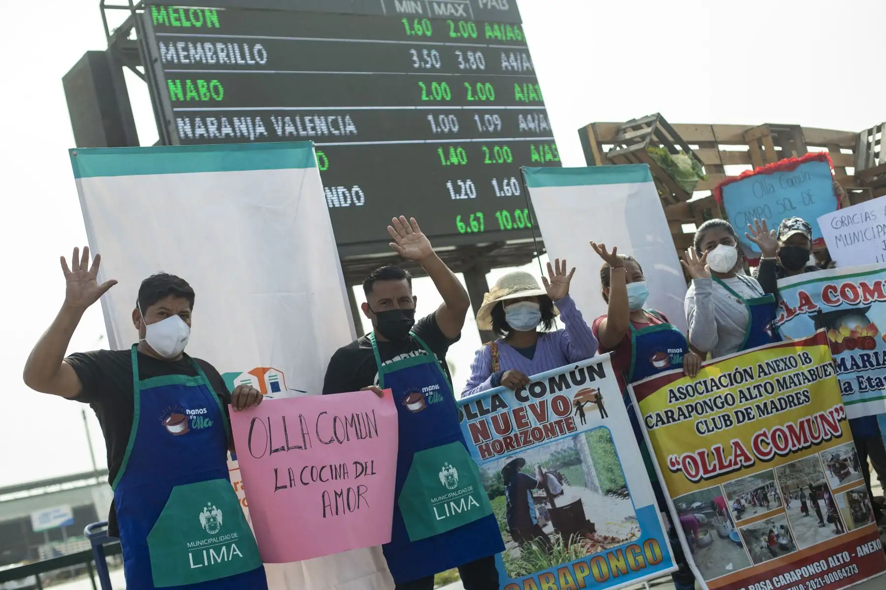 La Municipalidad de Lima a través de la Empresa Municipal de Mercados S.A., y los comerciantes del Gran Mercado Mayorista de Lima, elaboraron la canasta de Año Nuevo, de productos perecibles más grande de la capital (diez toneladas), que se entregó a los representantes de varias ollas comunes que participan del programa municipal “Manos a la Olla”. Foto: ANDINA/Carla Patiño