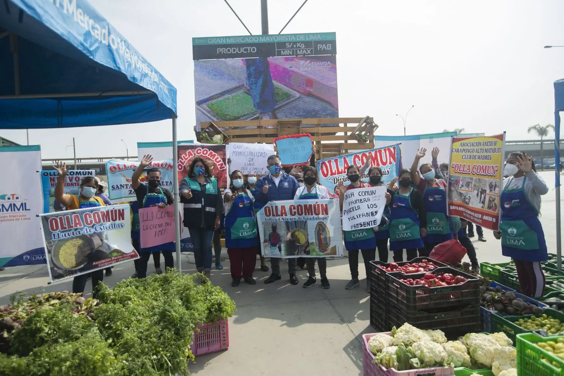 La Municipalidad de Lima a través de la Empresa Municipal de Mercados S.A., y los comerciantes del Gran Mercado Mayorista de Lima, elaboraron la canasta de Año Nuevo, de productos perecibles más grande de la capital (diez toneladas), que se entregó a los representantes de varias ollas comunes que participan del programa municipal “Manos a la Olla”. Foto: ANDINA/Carla Patiño