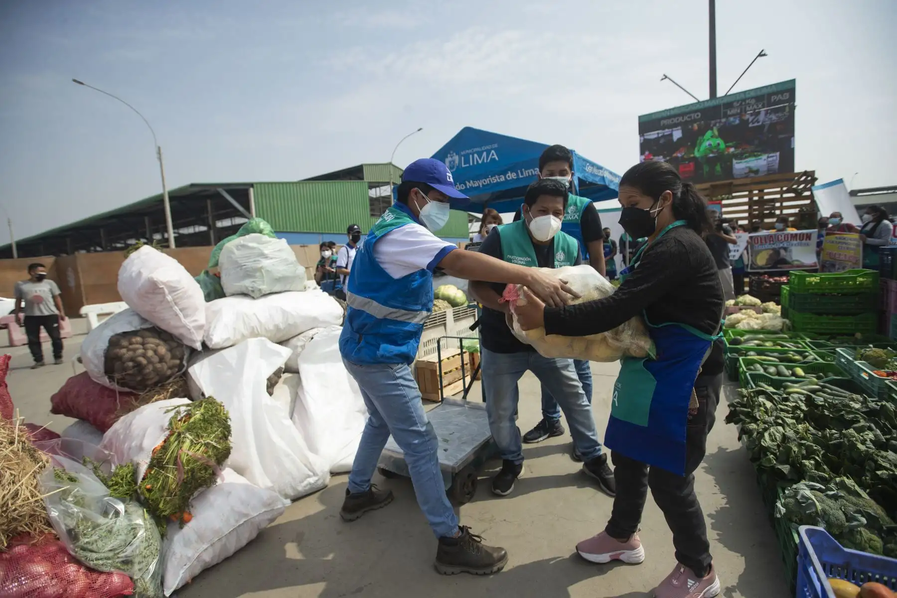 La Municipalidad de Lima a través de la Empresa Municipal de Mercados S.A., y los comerciantes del Gran Mercado Mayorista de Lima, elaboraron la canasta de Año Nuevo, de productos perecibles más grande de la capital (diez toneladas), que se entregó a los representantes de varias ollas comunes que participan del programa municipal “Manos a la Olla”. Foto: ANDINA/Carla Patiño