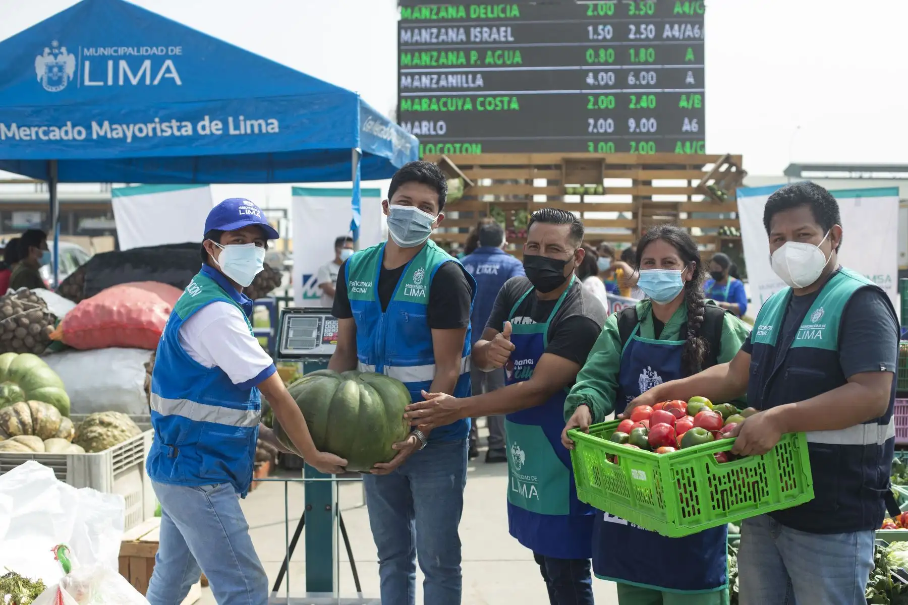 La Municipalidad de Lima a través de la Empresa Municipal de Mercados S.A., y los comerciantes del Gran Mercado Mayorista de Lima, elaboraron la canasta de Año Nuevo, de productos perecibles más grande de la capital (diez toneladas), que se entregó a los representantes de varias ollas comunes que participan del programa municipal “Manos a la Olla”. Foto: ANDINA/Carla Patiño