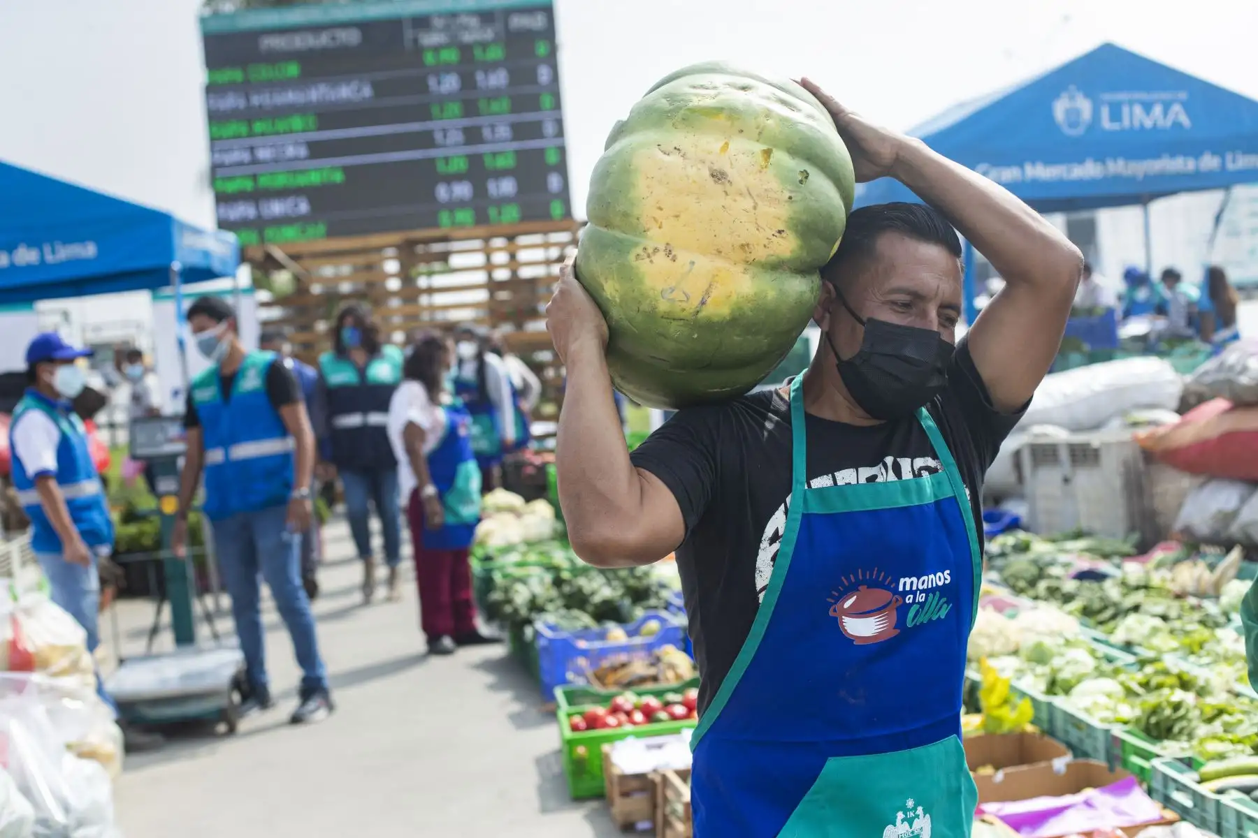 La Municipalidad de Lima a través de la Empresa Municipal de Mercados S.A., y los comerciantes del Gran Mercado Mayorista de Lima, elaboraron la canasta de Año Nuevo, de productos perecibles más grande de la capital (diez toneladas), que se entregó a los representantes de varias ollas comunes que participan del programa municipal “Manos a la Olla”. Foto: ANDINA/Carla Patiño