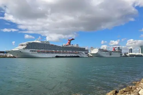 Dos cruceros permanecen hoy en el puerto de Miami, Florida (EE. UU.). La nueva explosión de la covid-19 disparó las investigaciones de contagio en los cruceros por parte de las autoridades en EE. UU. Foto: EFE