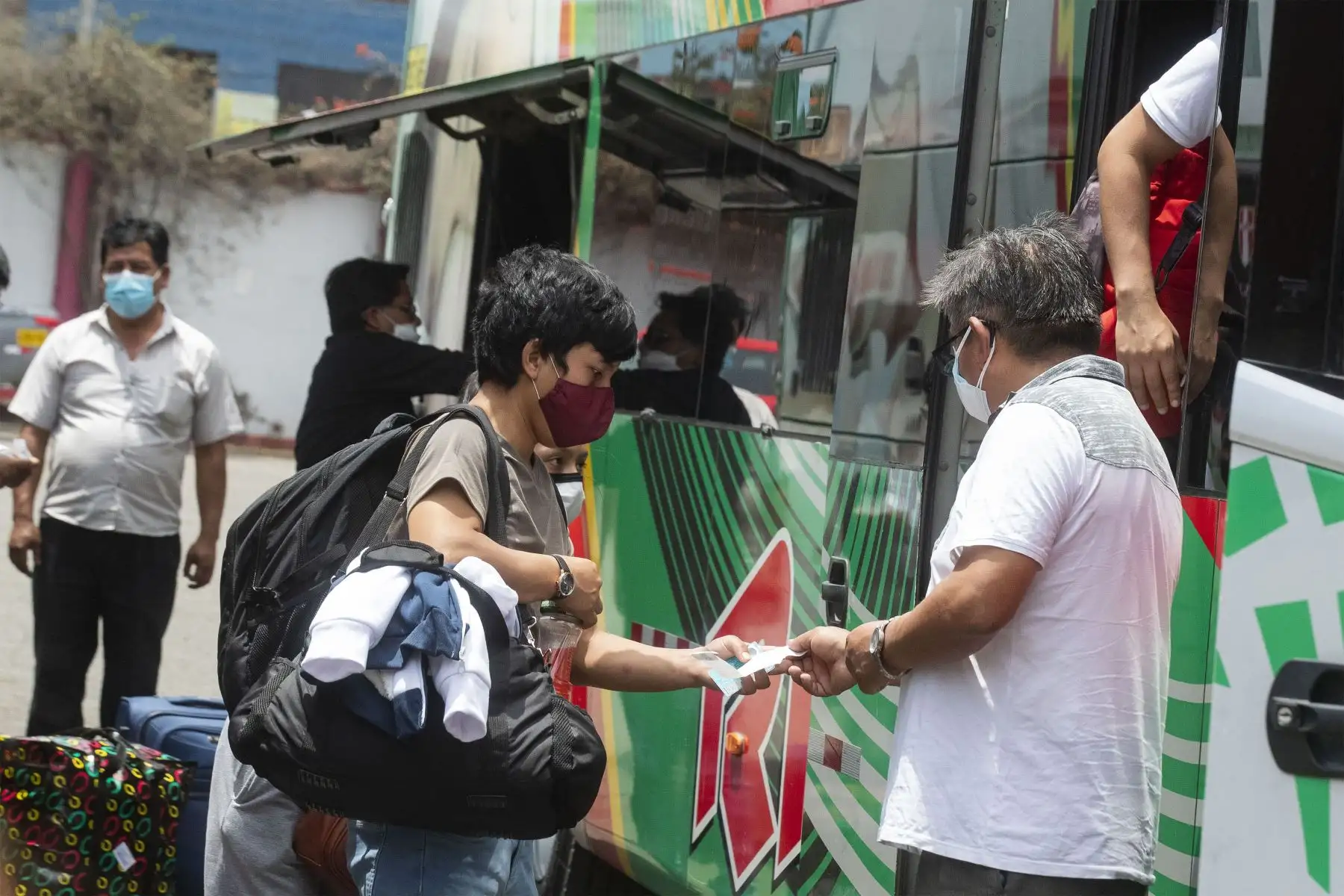 Brigadas del Ministerio de Salud realiza campaña de descarte de covid-19, a través de pruebas antígenas y moleculares a transportistas y viajeros en el Terminal Terrestre de Yerbateros.
Foto: ANDINA/Carla Patiño Ramírez