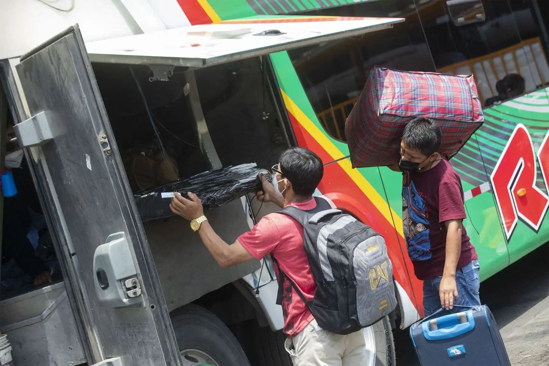 Brigadas del Ministerio de Salud realiza campaña de descarte de covid-19, a través de pruebas antígenas y moleculares a transportistas y viajeros en el Terminal Terrestre de Yerbateros.
Foto: ANDINA/Carla Patiño Ramírez