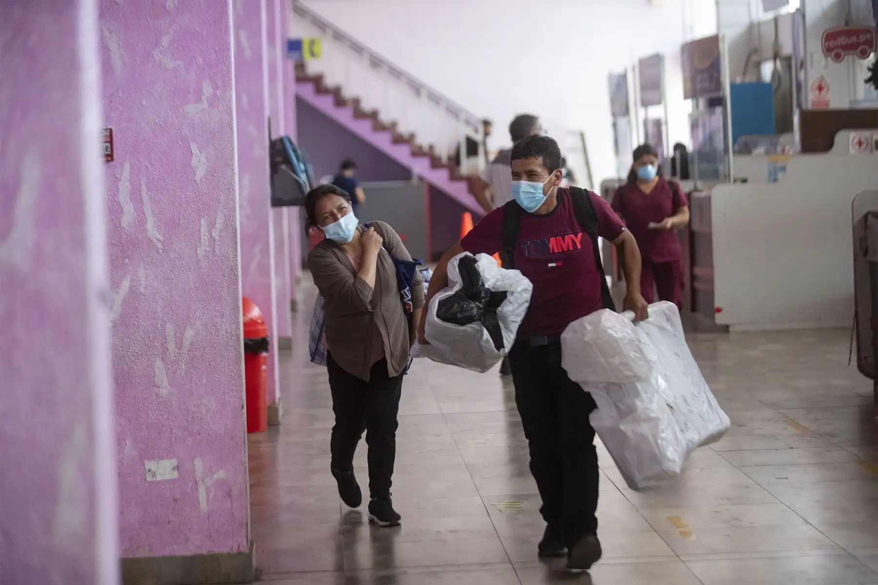 Brigadas del Ministerio de Salud realiza campaña de descarte de covid-19, a través de pruebas antígenas y moleculares a transportistas y viajeros en el Terminal Terrestre de Yerbateros.
Foto: ANDINA/Carla Patiño Ramírez