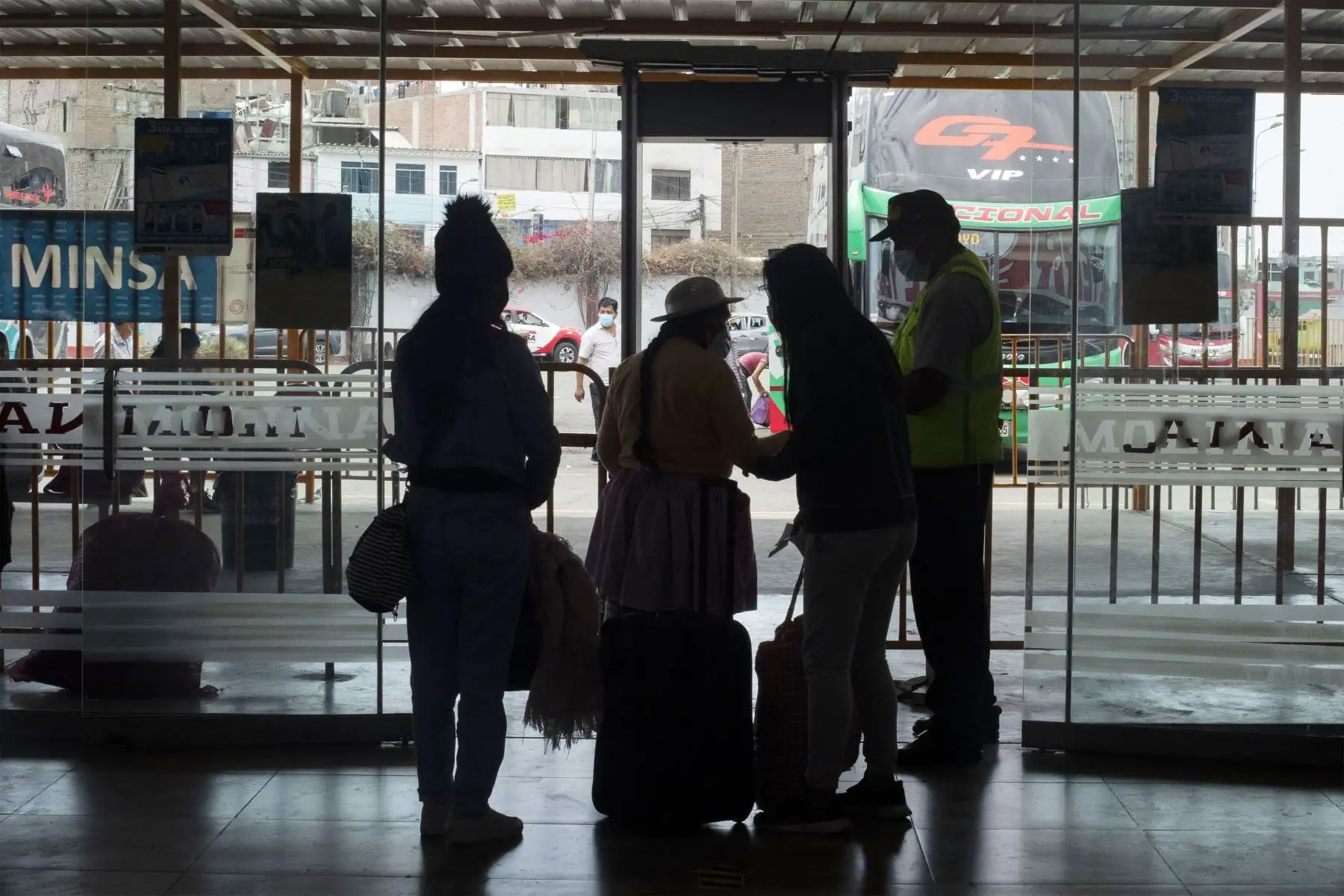 Brigadas del Ministerio de Salud realiza campaña de descarte de covid-19, a través de pruebas antígenas y moleculares a transportistas y viajeros en el Terminal Terrestre de Yerbateros.
Foto: ANDINA/Carla Patiño Ramírez