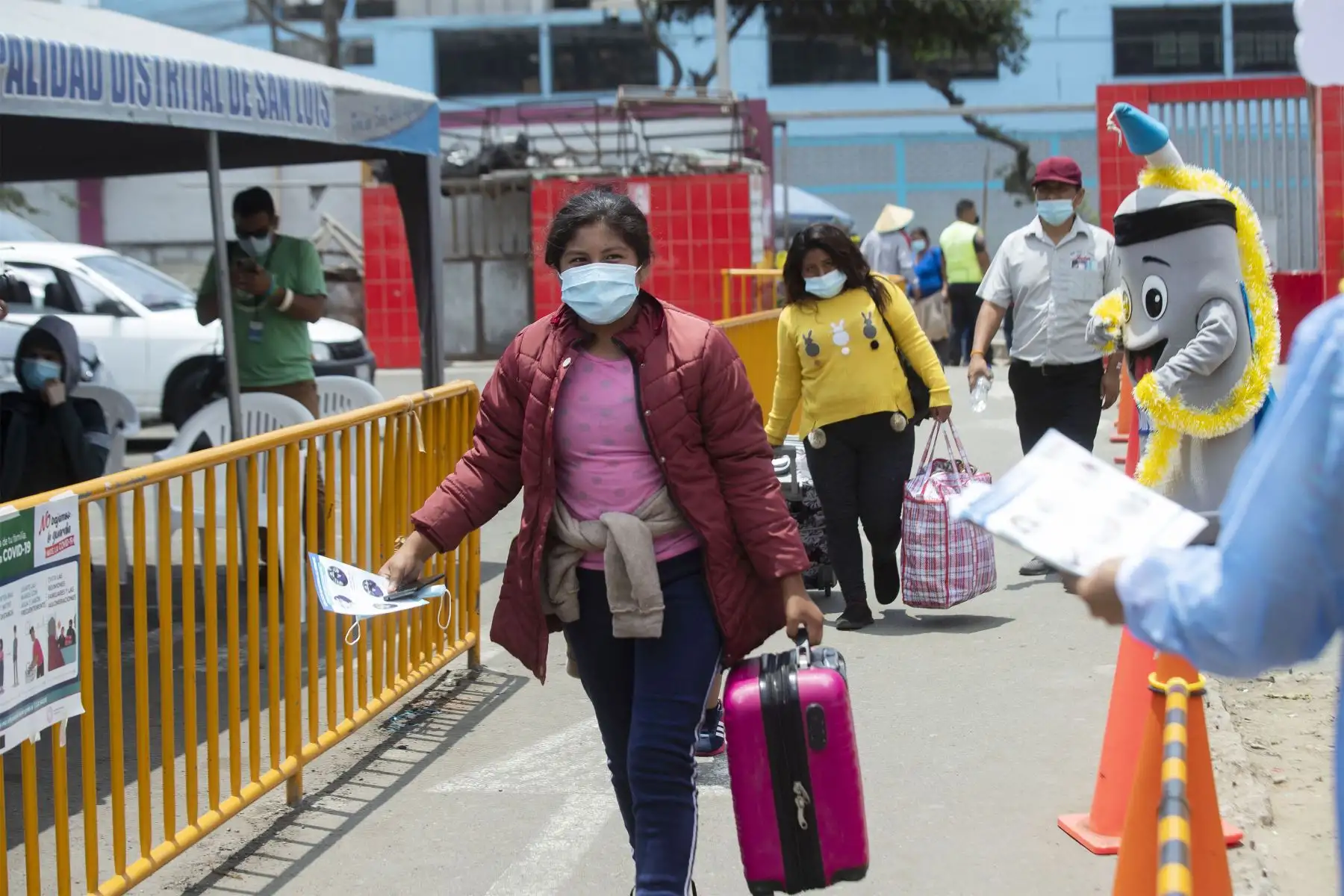 Brigadas del Ministerio de Salud realiza campaña de descarte de covid-19, a través de pruebas antígenas y moleculares a transportistas y viajeros en el Terminal Terrestre de Yerbateros.
Foto: ANDINA/Carla Patiño Ramírez
