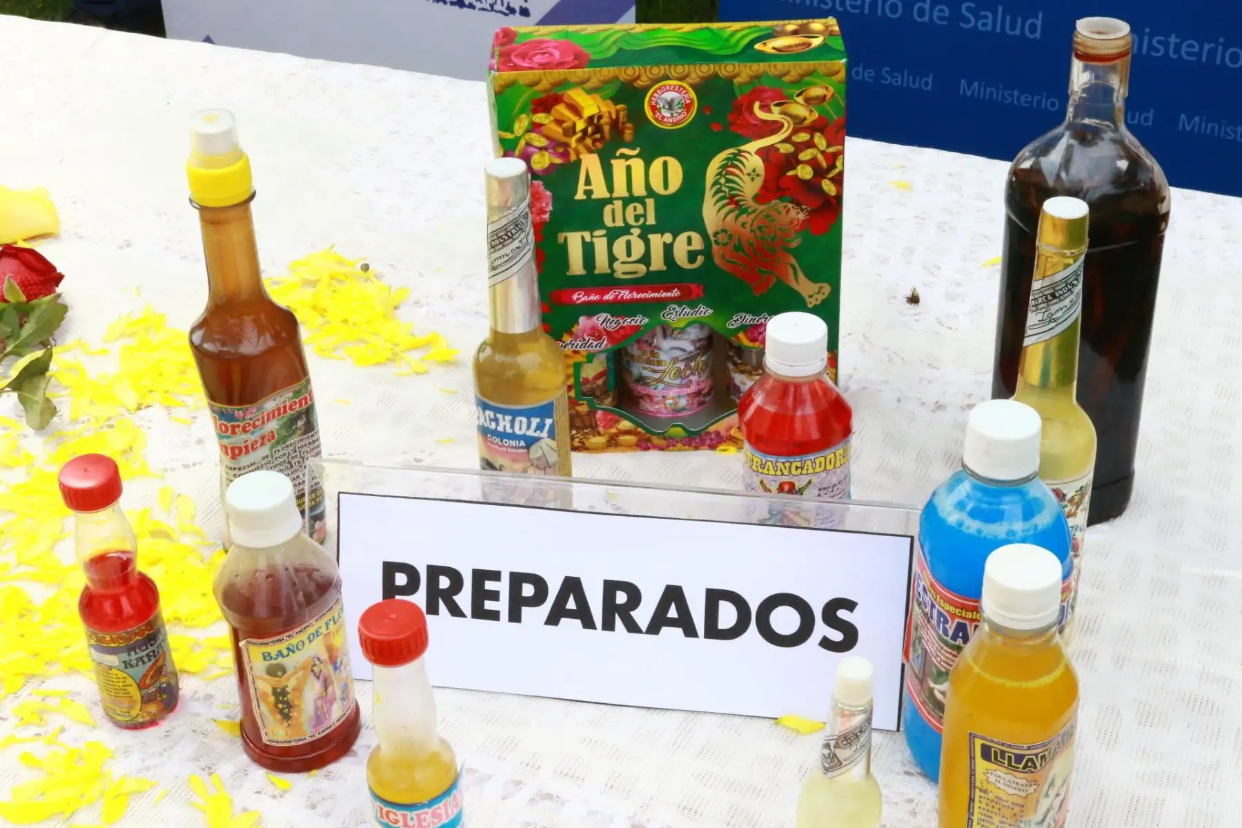 El Ministerio de Salud (Minsa) alertó a la población sobre los riesgos que presentan para la salud los baños de florecimiento al incluir brebajes, uso de plantas, flores e incluso animales, como parte de los populares rituales por Año Nuevo en tiempos de pandemia. Foto: ANDINA/Héctor Vinces