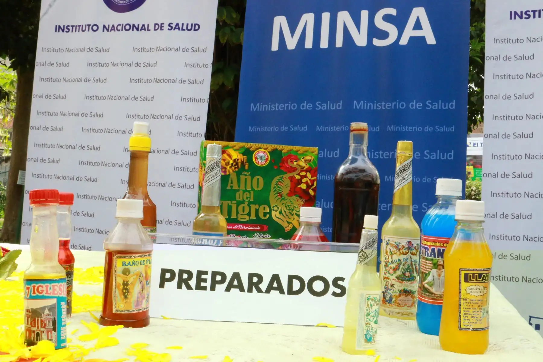 El Ministerio de Salud (Minsa) alertó a la población sobre los riesgos que presentan para la salud los baños de florecimiento al incluir brebajes, uso de plantas, flores e incluso animales, como parte de los populares rituales por Año Nuevo en tiempos de pandemia. Foto: ANDINA/Héctor Vinces